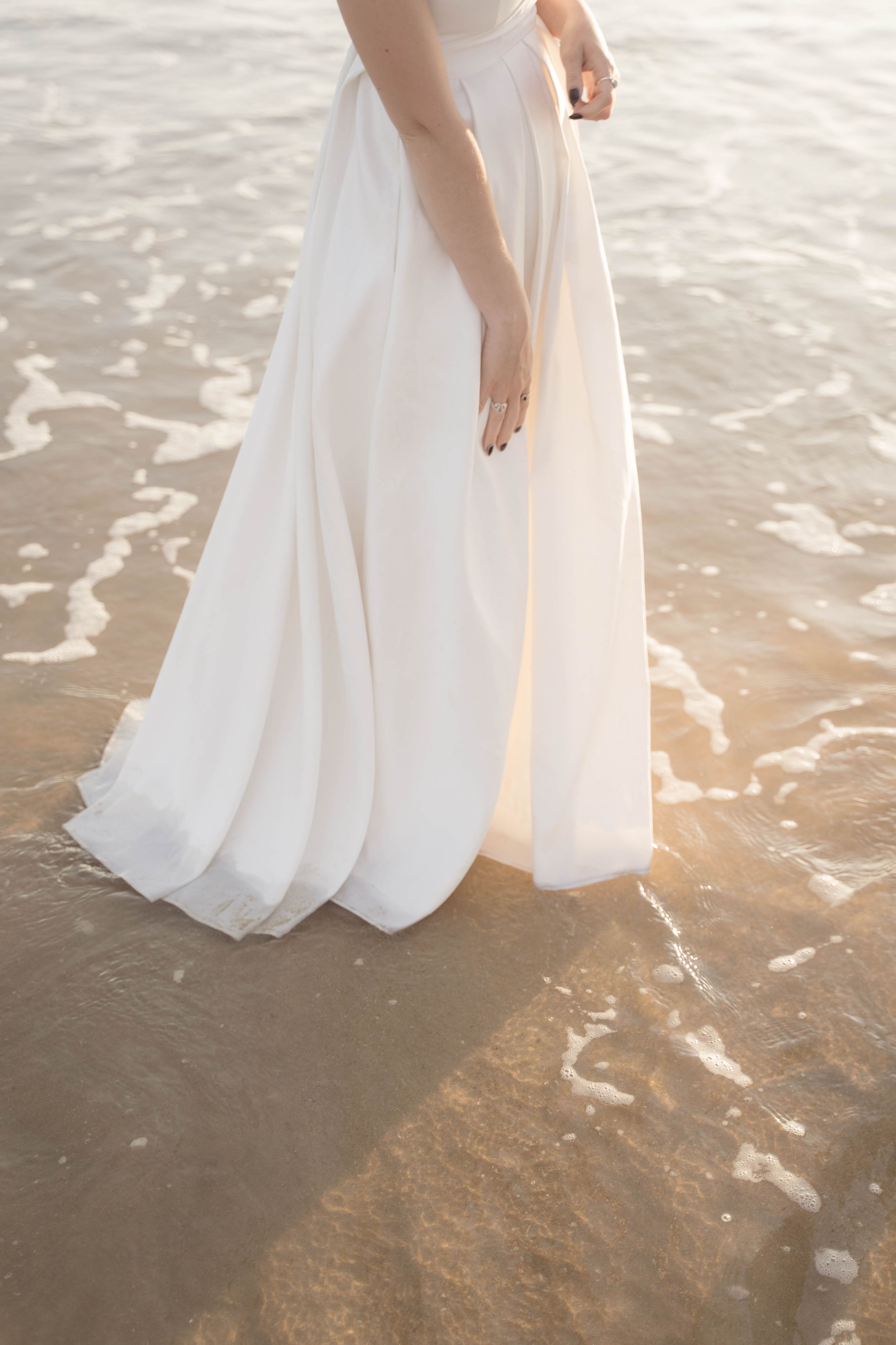 Mariage Intimiste aux Sables d'Olonne en bord de mer dans une surf house photographié par une photographe elopement en France