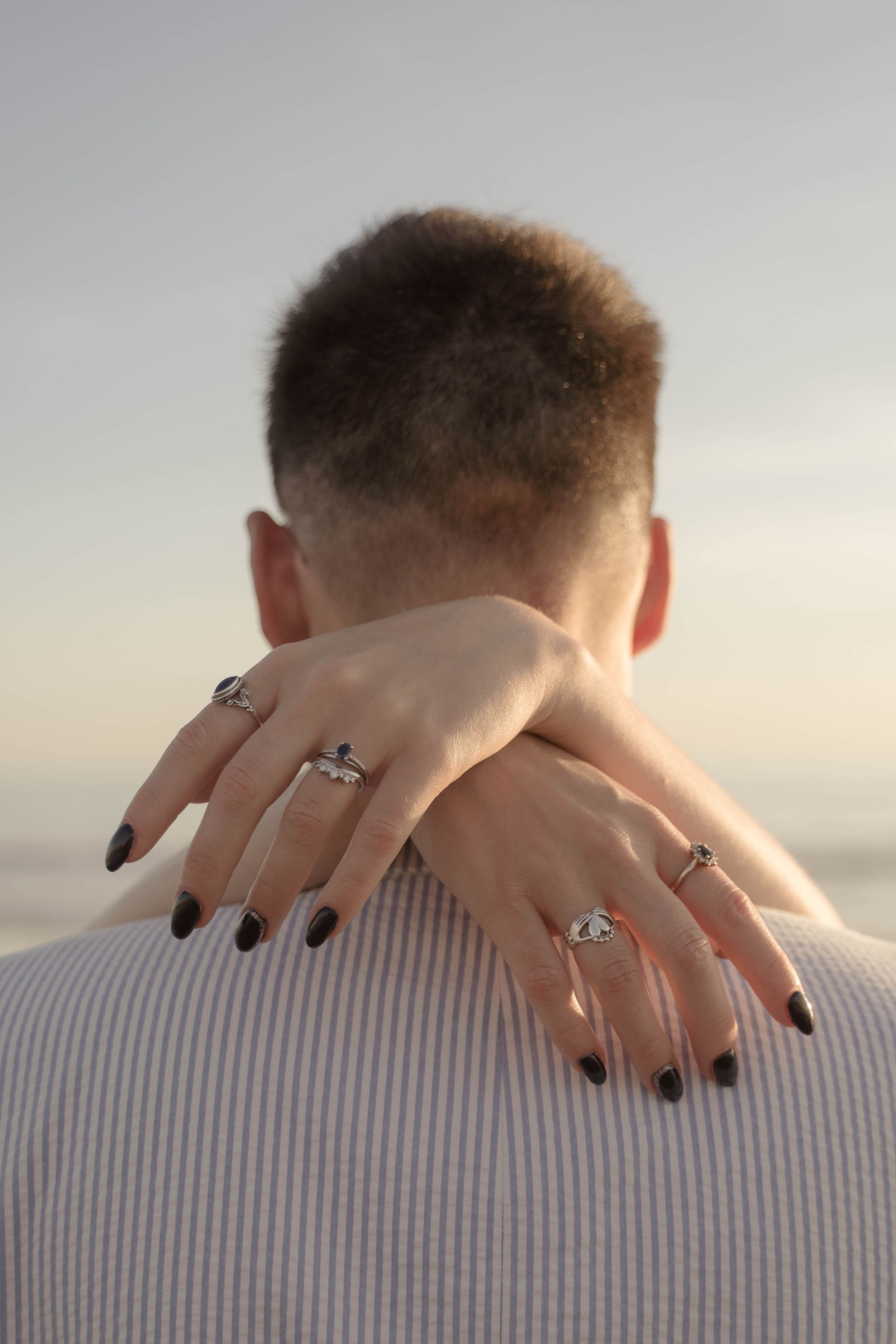 Mariage Intimiste aux Sables d'Olonne en bord de mer dans une surf house photographié par une photographe elopement en France