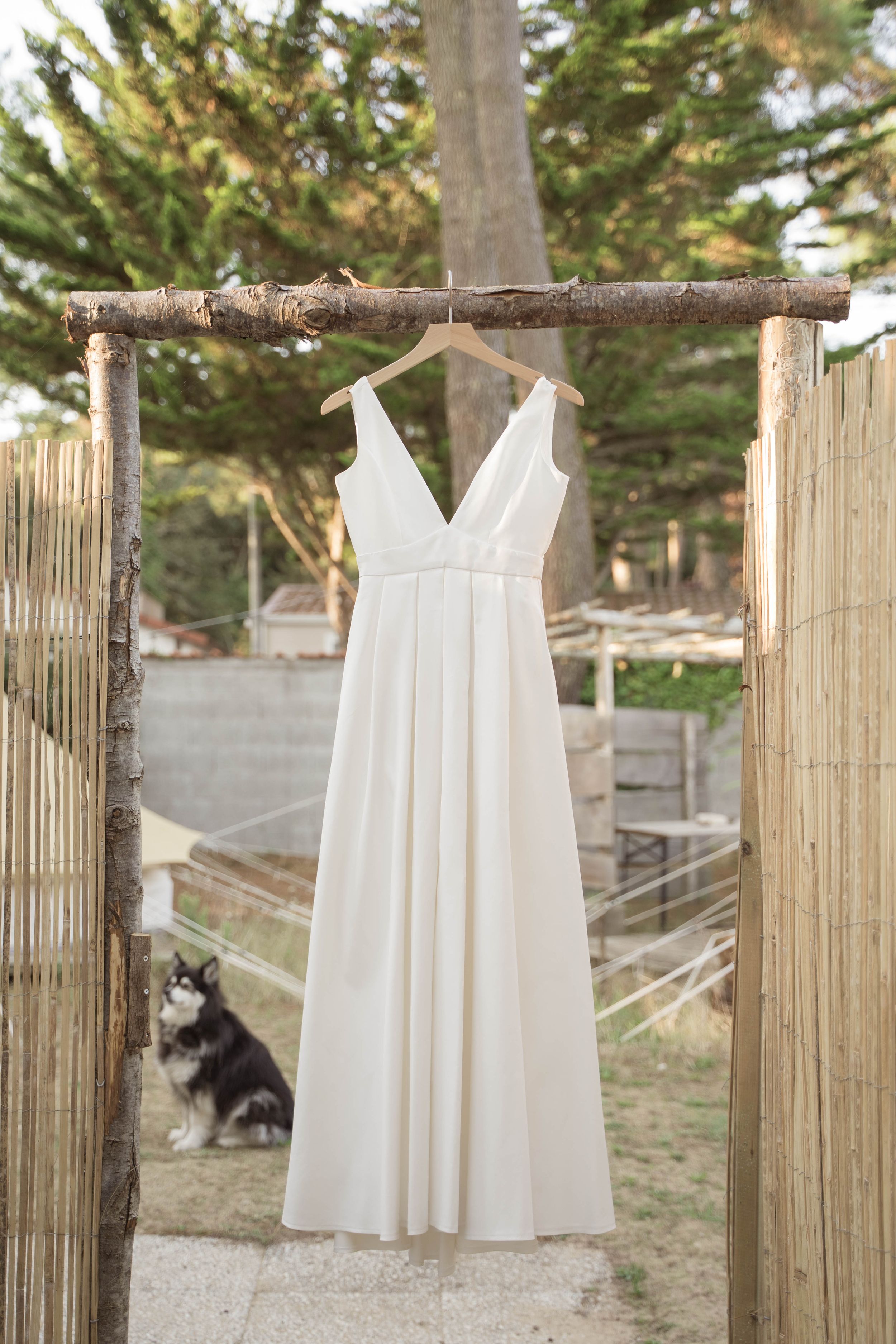 Mariage Intimiste aux Sables d'Olonne en bord de mer dans une surf house photographié par une photographe elopement en France
