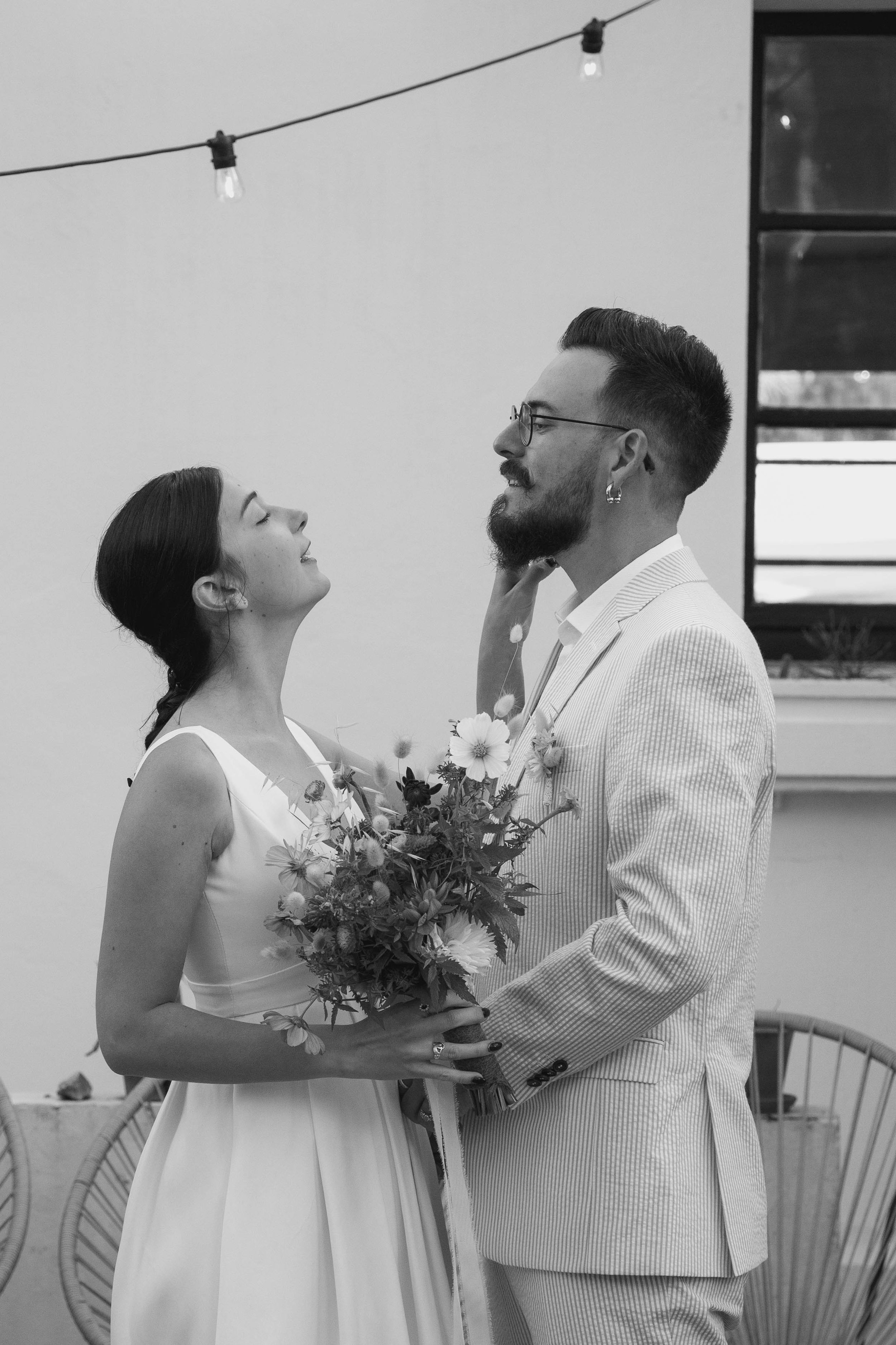 Mariage Intimiste aux Sables d'Olonne en bord de mer dans une surf house photographié par une photographe elopement en France