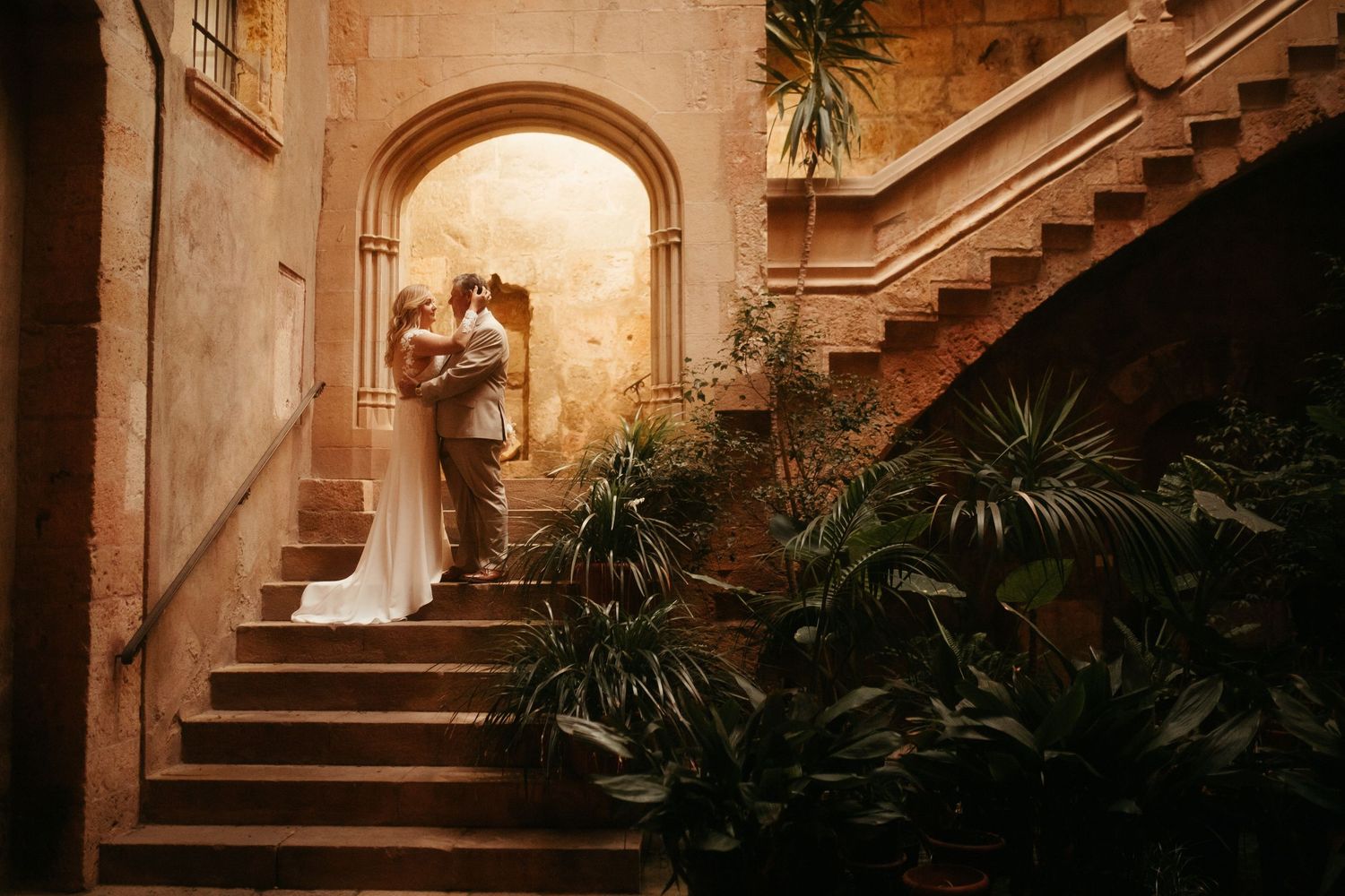 Boda íntima en la Catedral de Tarragona con estilo natural y emotivo