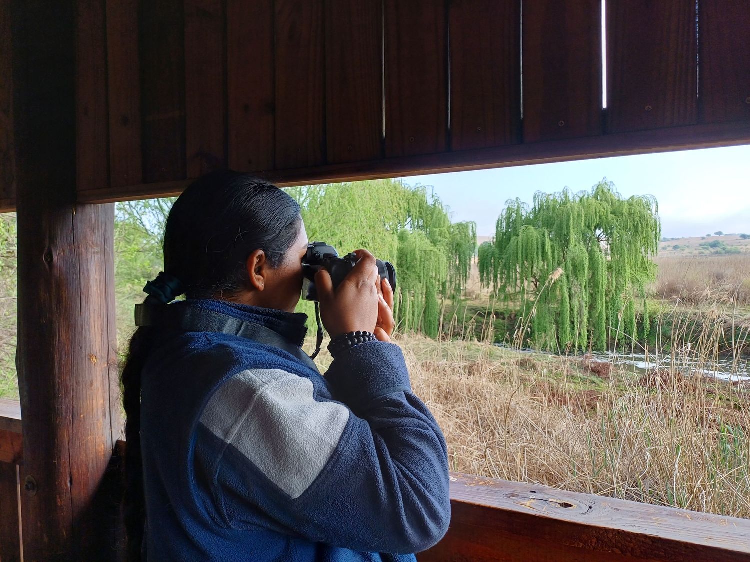 Student practicing outdoor wildlife photography during a GETPIX 9-month photography course, shooting from a bird hide for hands-on learning
