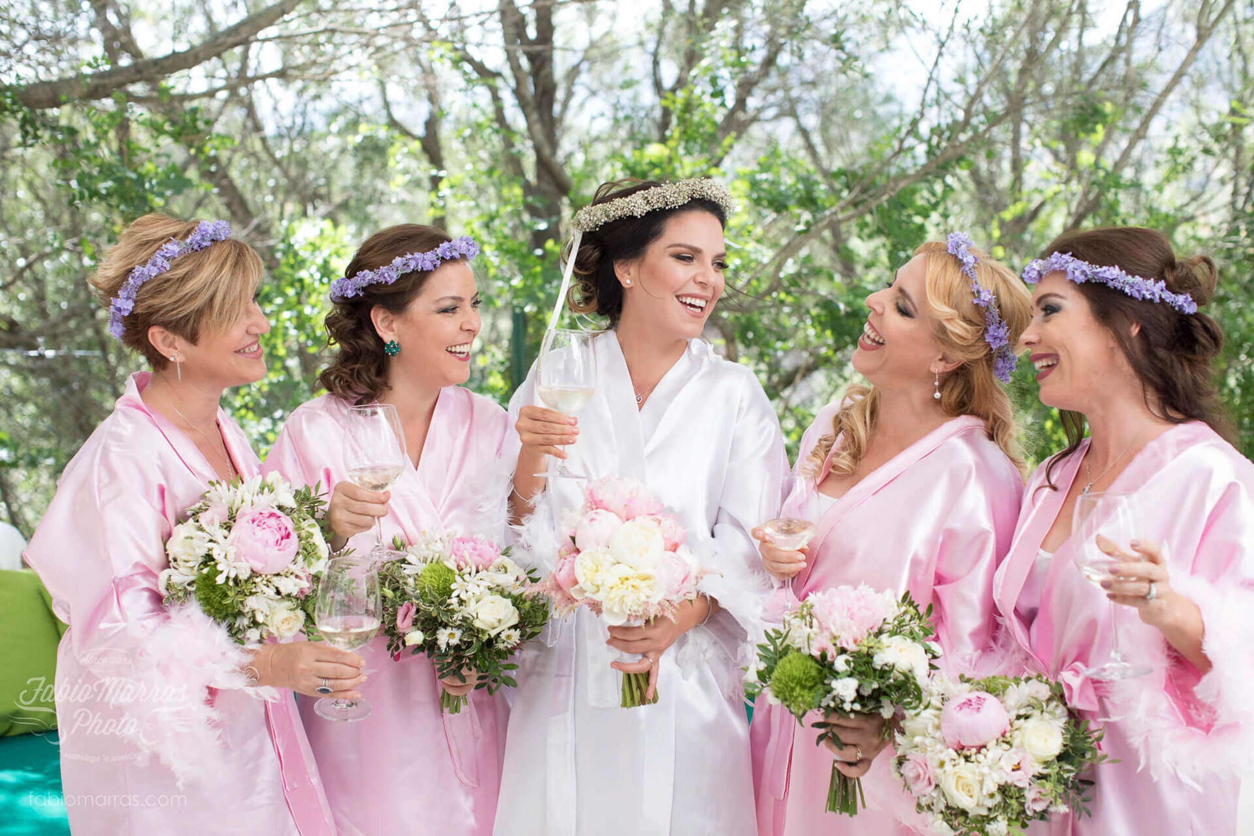 Bridesmaids-Love: Echtes Lachen und tiefe Verbundenheit. Authentische Hochzeitsfotos von dir und deinen Liebsten. Fabio Marras Photography.