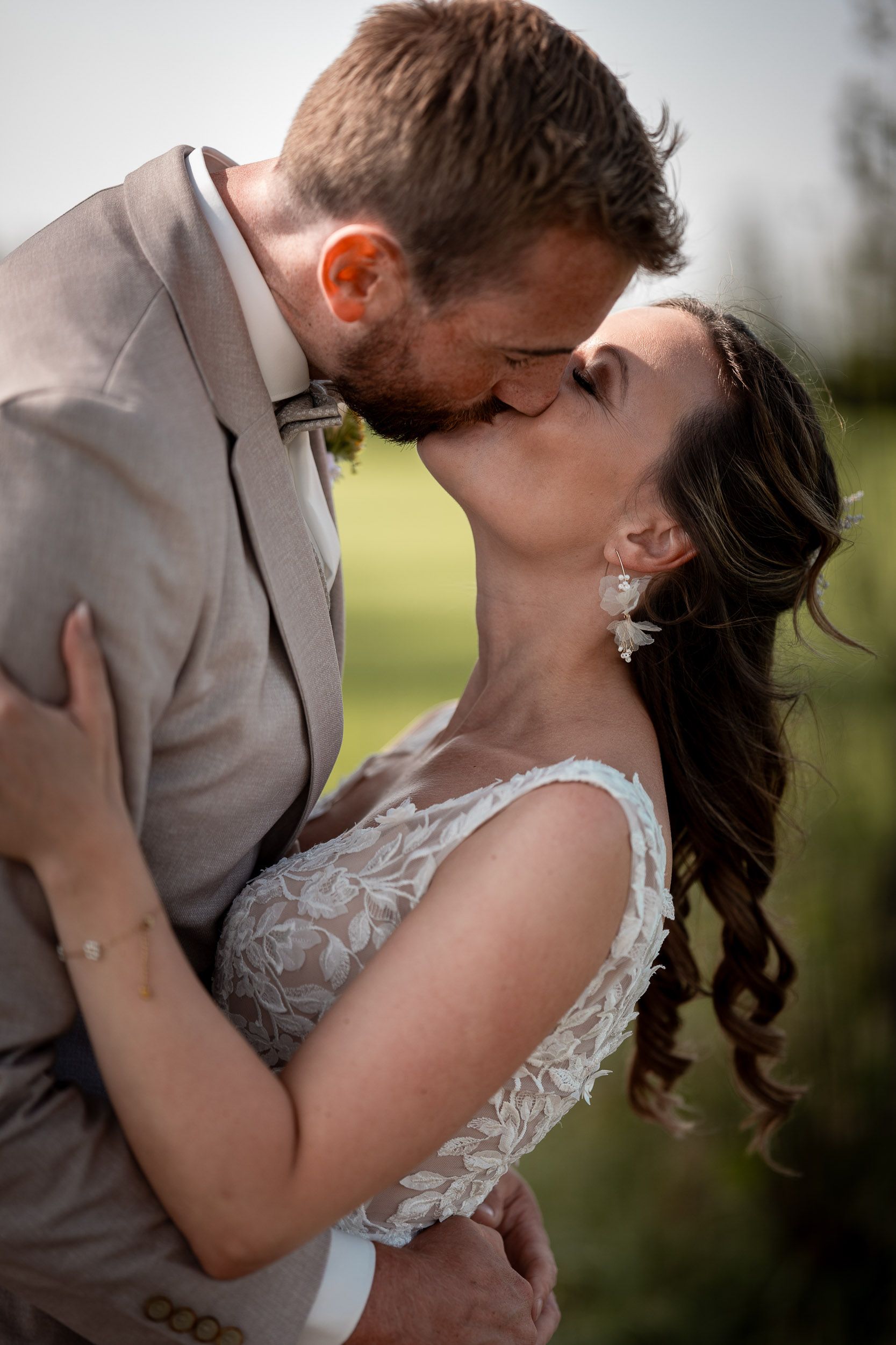 Küssendes Paar in Kleve: Eure Liebe vor romantischer Kulisse. Authentische Hochzeitsfotos am Niederrhein mit Stil. Fabio Marras Photography.