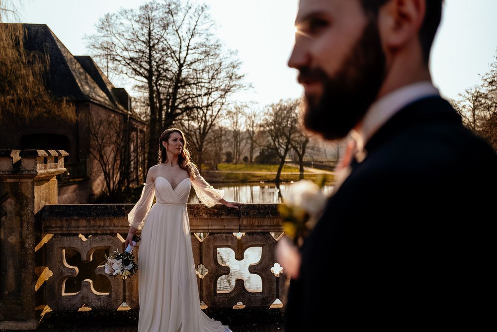 Exklusiv am Schloss Moyland: Eure Liebe vor historischer Pracht. Authentische Hochzeitsfotos mit High-End-Charakter in Bedburg-Hau. Marras.