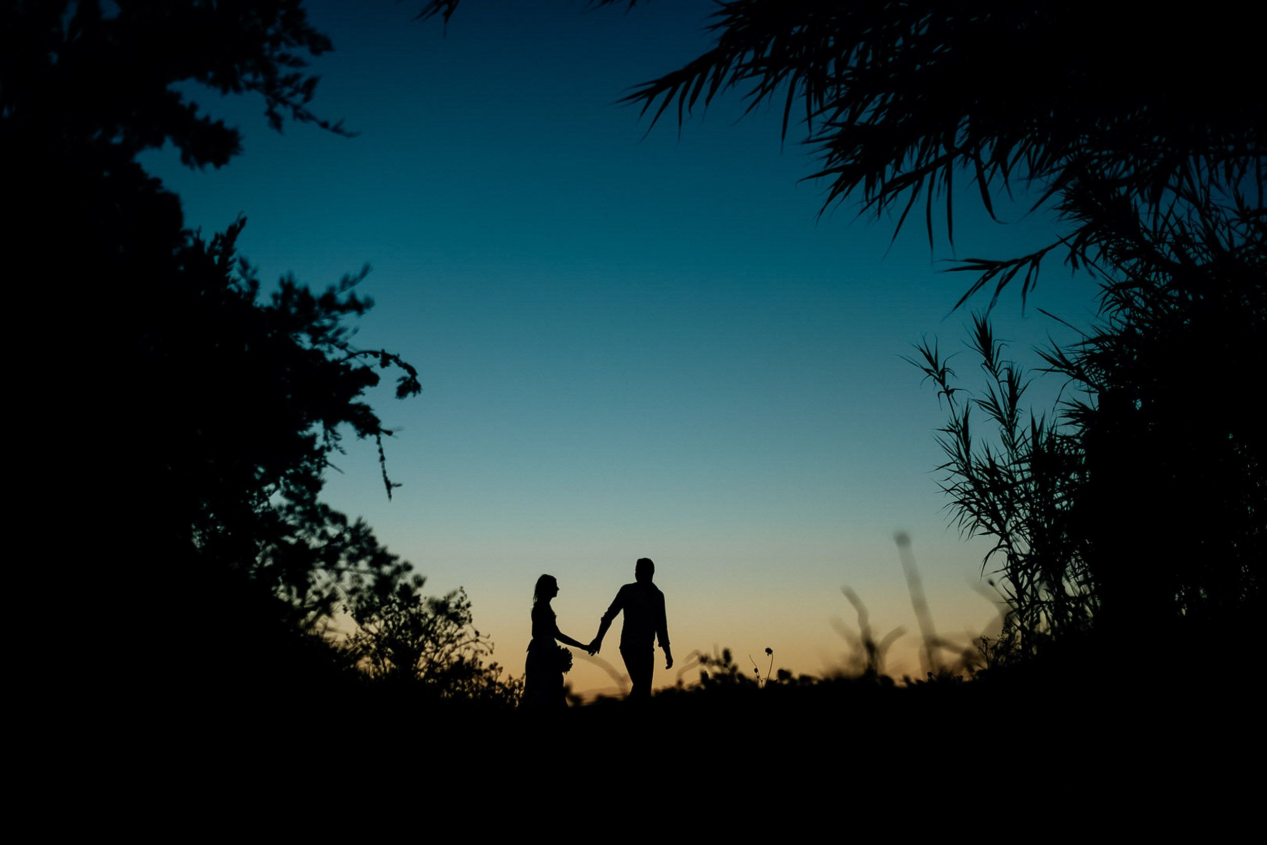 Magische Momente: Eure Liebe als puristisches Lichtspiel. Zeitlose Silhouetten, die eure Geschichte stilvoll erzählen. Fabio Marras.