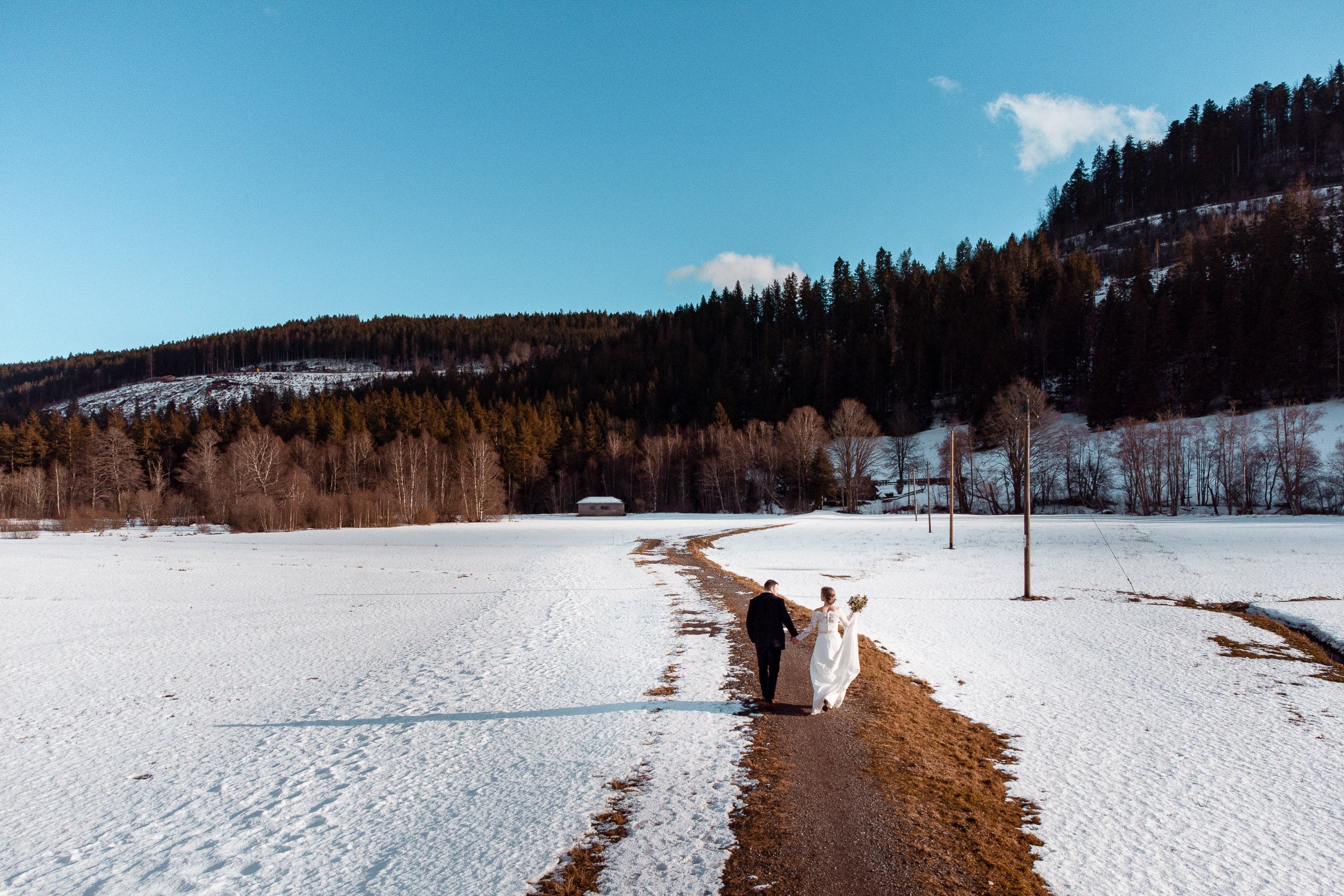 Winterzauber am Titisee: Eure Liebe im glitzernden Schnee. Authentische Hochzeitsfotos in der Idylle des Schwarzwalds. Fabio Marras.