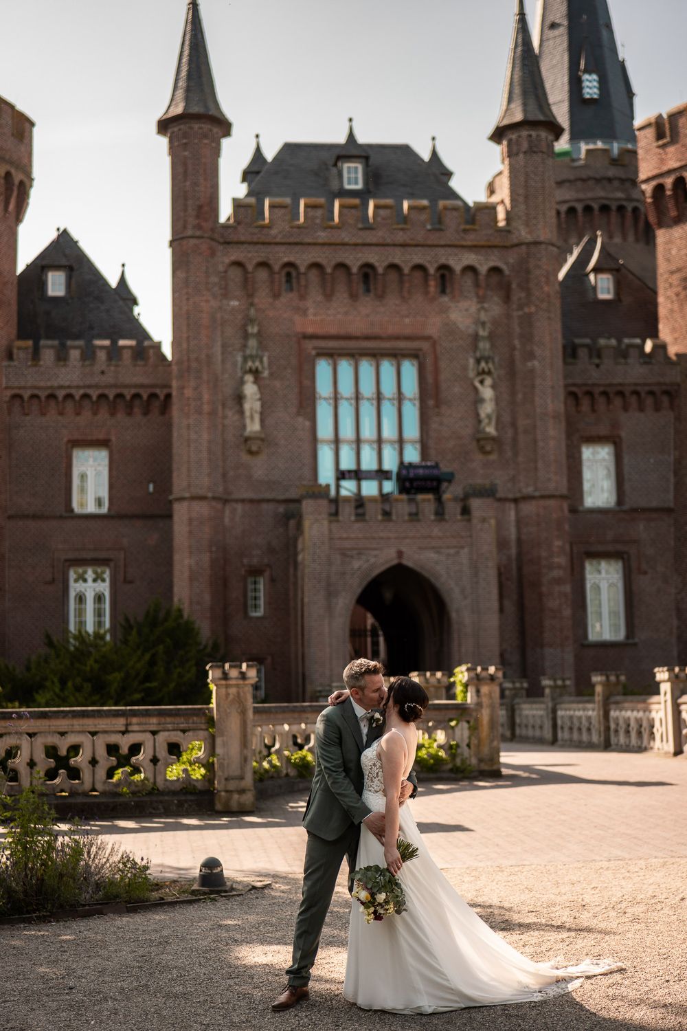 Majestätisch am Schloss Moyland: Eure Liebe vor historischer Kulisse. Authentische Momente, so zeitlos wie die Architektur. Fabio Marras.