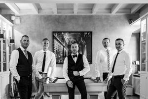 Groomsmen-Vibes: Authentische Momente mit den besten Freunden. Stilvoll, locker und ungestellt – die Geschichte eurer Freundschaft. Marras.