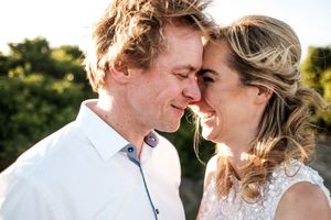 Echte Emotionen pur: Ein ungestellter Moment voller Lachen und Liebe. Authentische Hochzeitsreportage, die eure Geschichte erzählt. Marras.