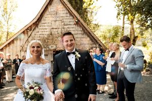 Rustikaler Chic im Schwarzwald: Authentische Hochzeit im alten Scheunen-Flair. Natürliche Emotionen unter hohen Tannen. Fabio Marras. Titise