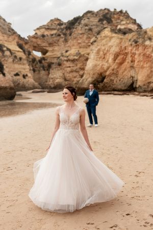 Strandhochzeit an der Algarve: Epische Momente zwischen Klippen & Wellen. Eure Geschichte, ungestellt & echt im Licht Portugals. Fabio Marra