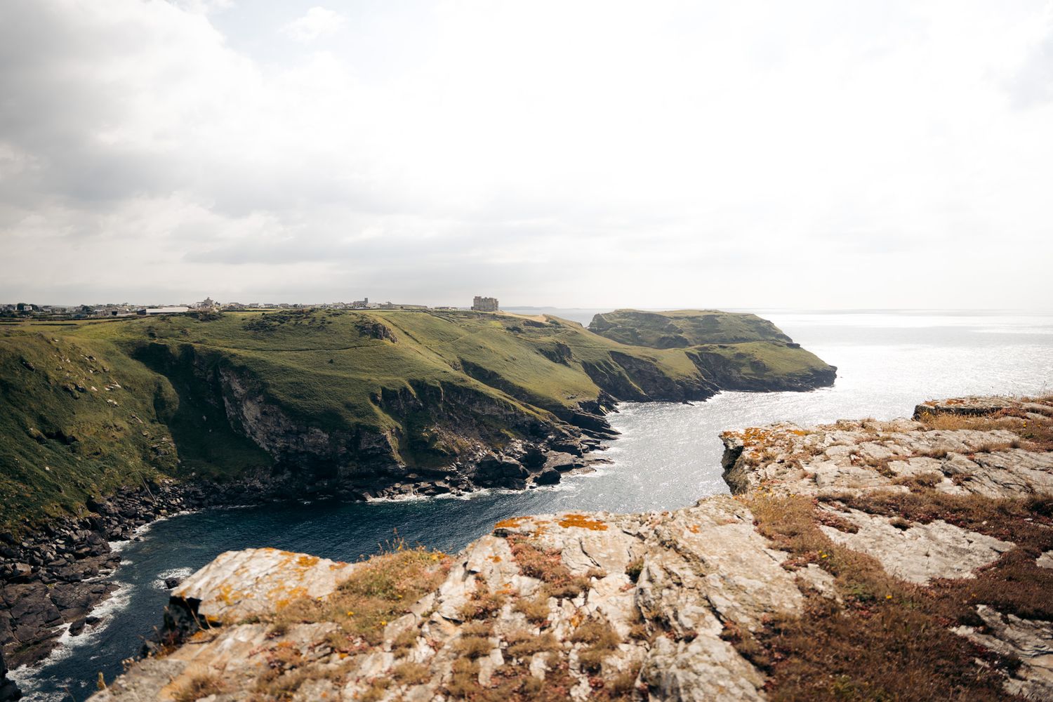 cote et falaises au chateau de tintagel dans les cornouailles en angleterre