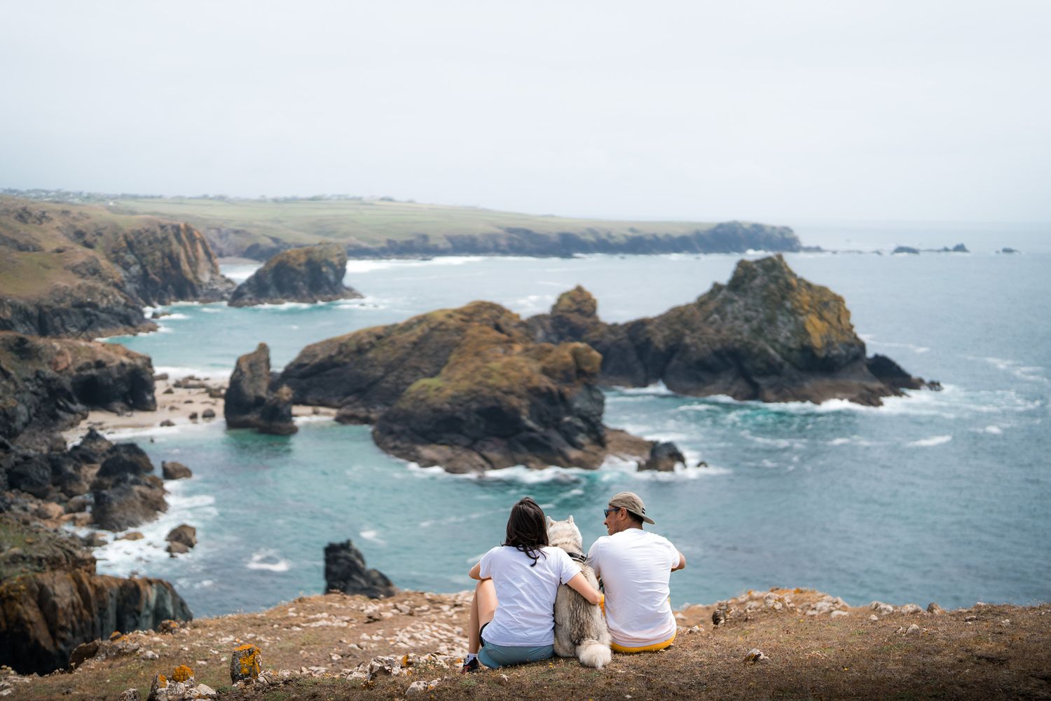 couple de randonneur avec leur chien devant les falaises de kynance cove dans les cornouailles en angleterre