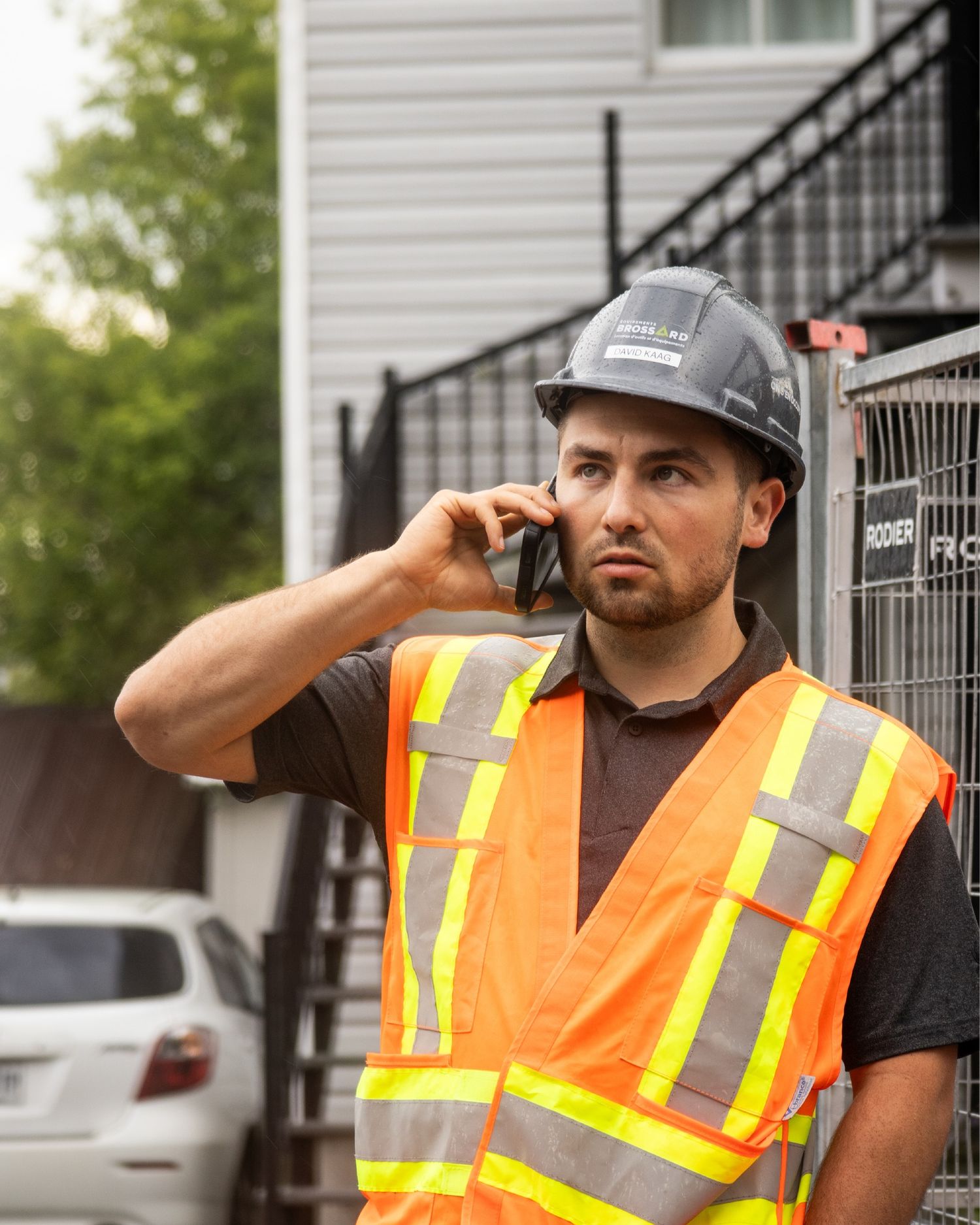 Portrait professionnel d'un gestionnaire de chantier en environnement de construction.