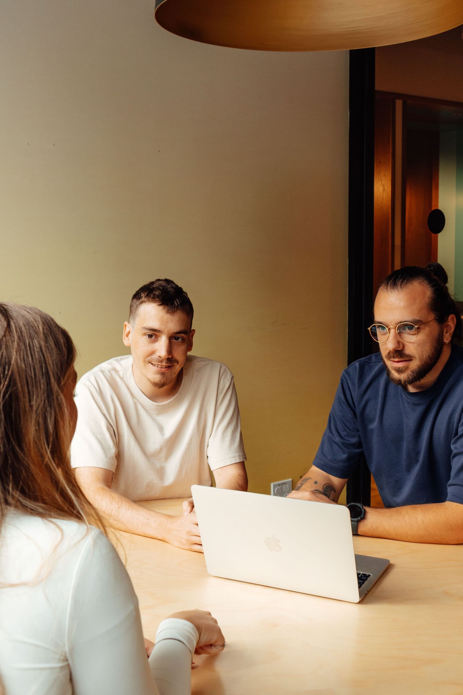Photographie corporative d'employés collaborant sur un projet en entreprise à Longueuil.
