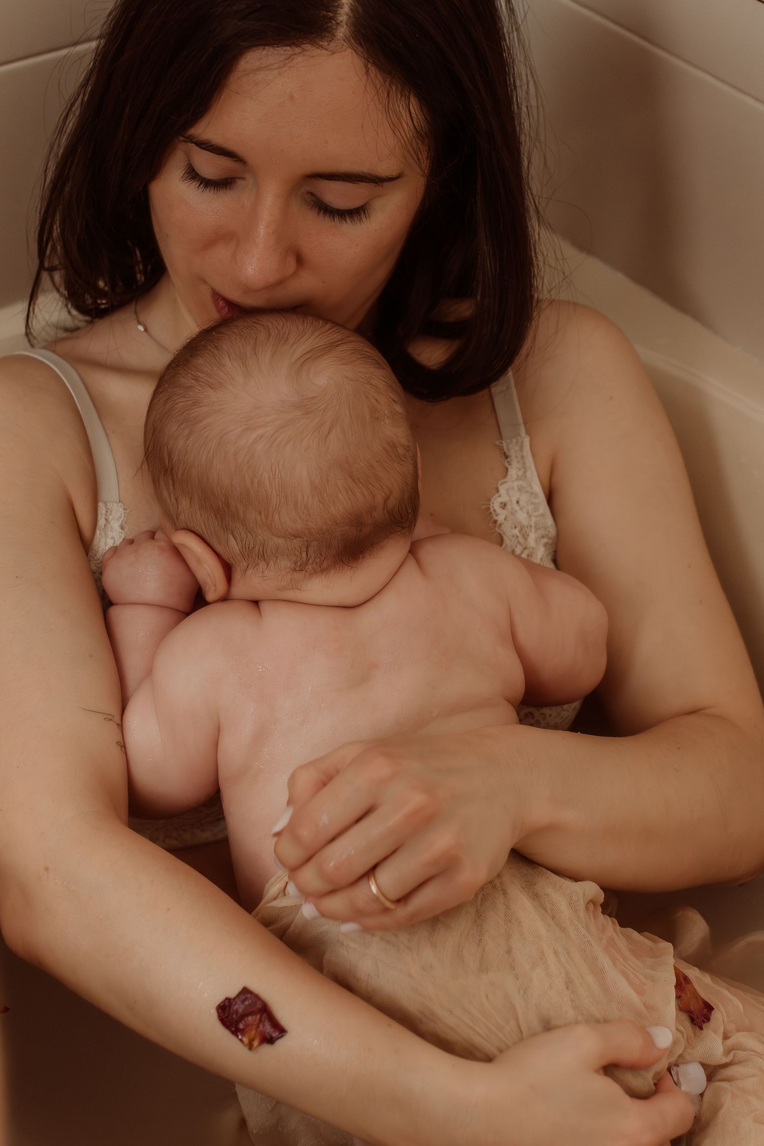 Servizio fotografico maternità a Cogliate  
 Ritratti delicati e intimi per future mamme. Sessioni in studio, a domicilio o al tramonto