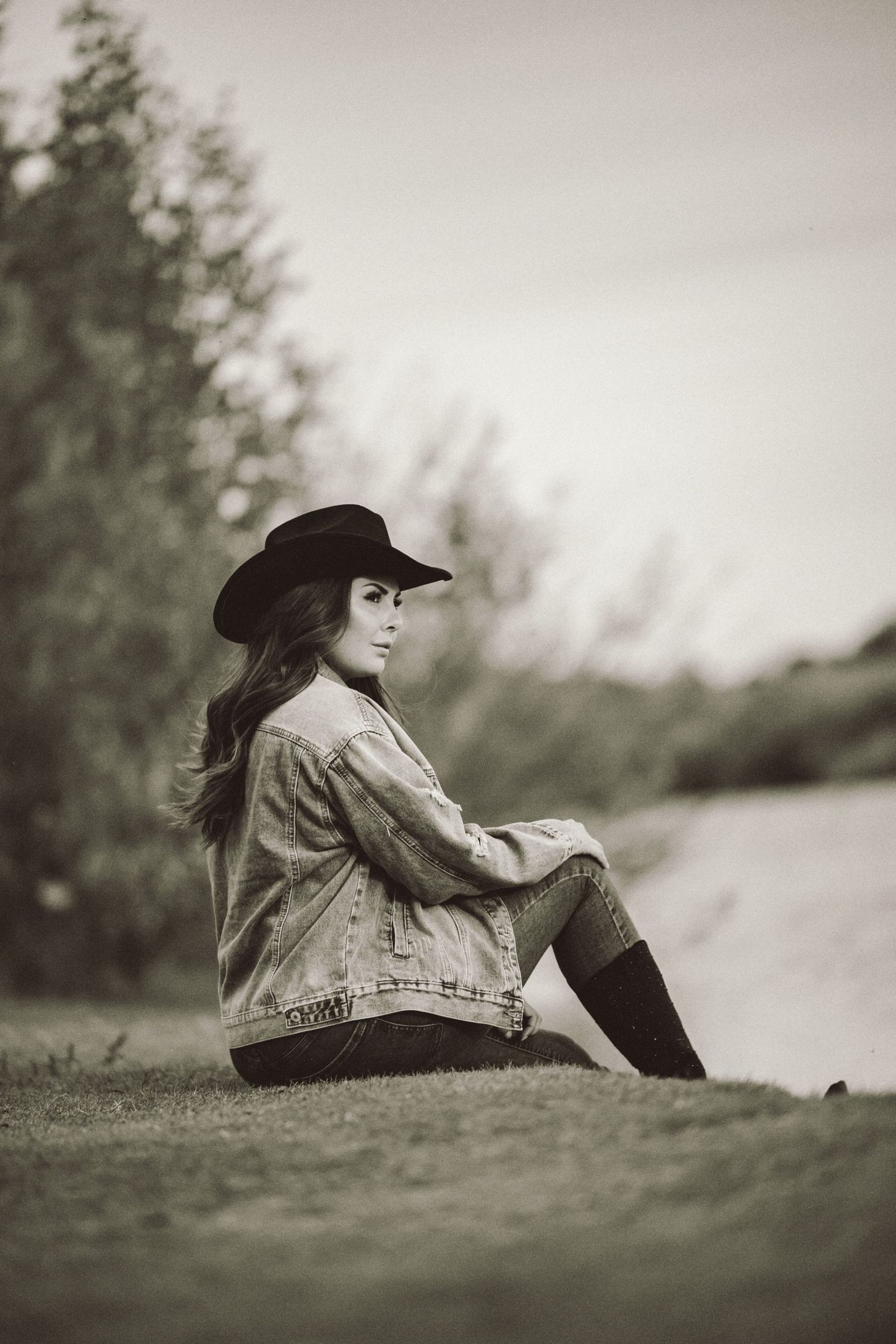 Kreativt porträtt Skåne – kvinna i cowboyhatt och vit skjorta i svartvitt foto | Konstnärlig fotograf Malmö