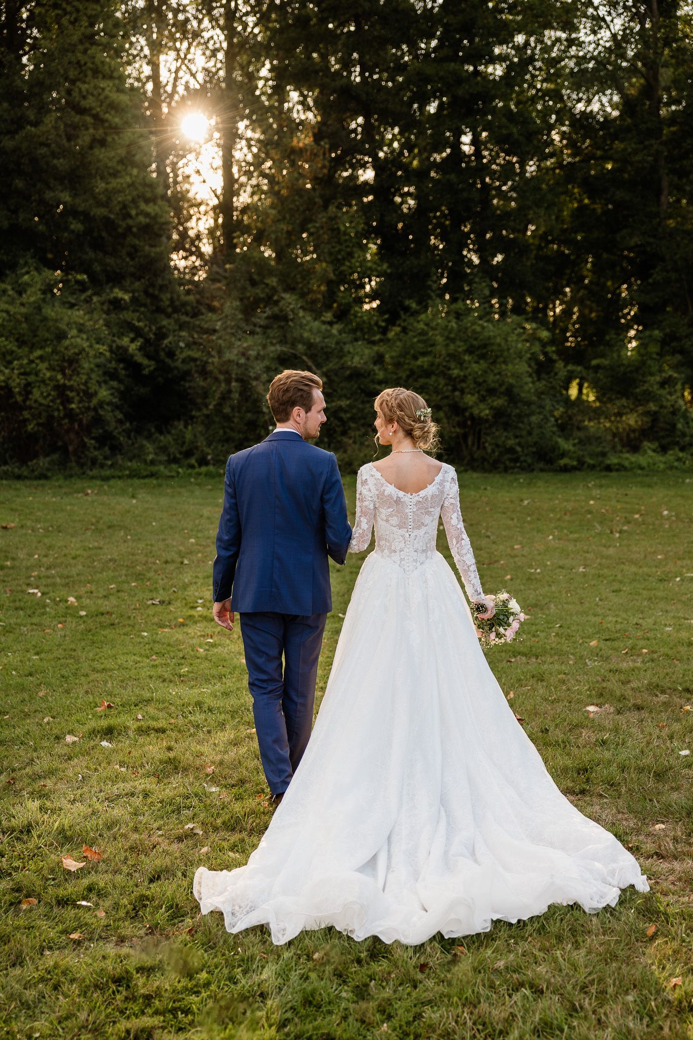 Photos de couple au coucher du soleil dans les jardins du Chateau du Biez, baignees d’une lumiere doree.