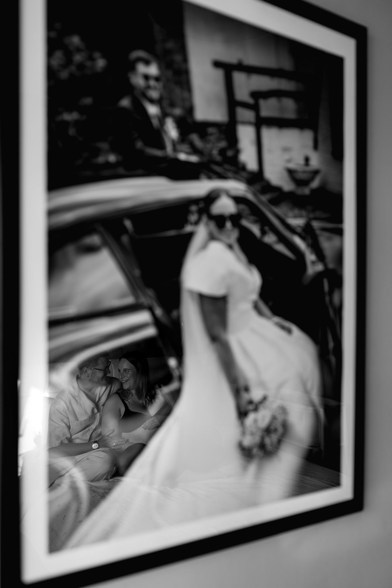 Reflet du couple dans une photo de mariage, mettant en abime leur grossesse et la continuite de leur histoire, seance grossesse lille