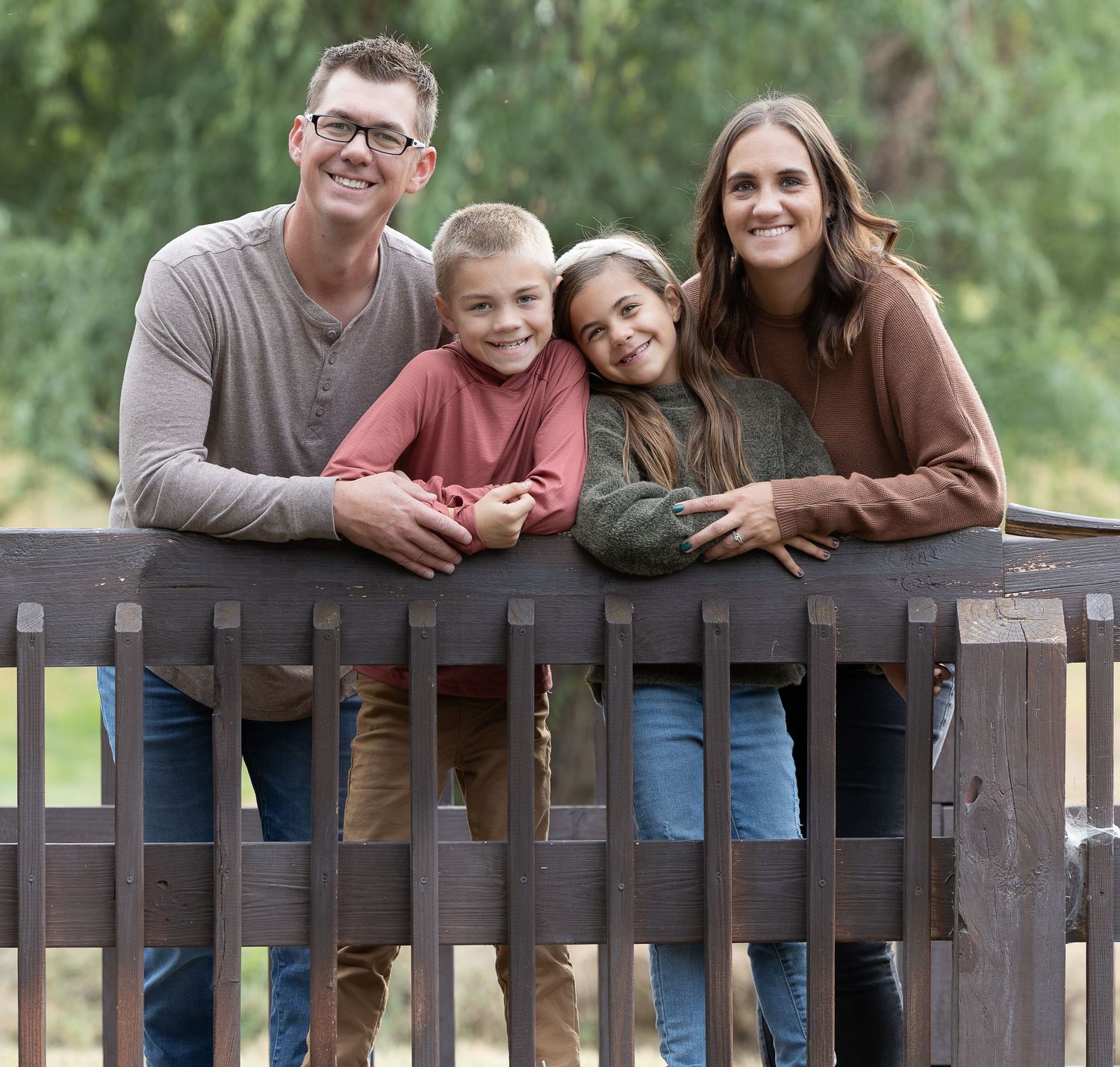 Family photo session at OPPD Arboretum in Omaha, NE.