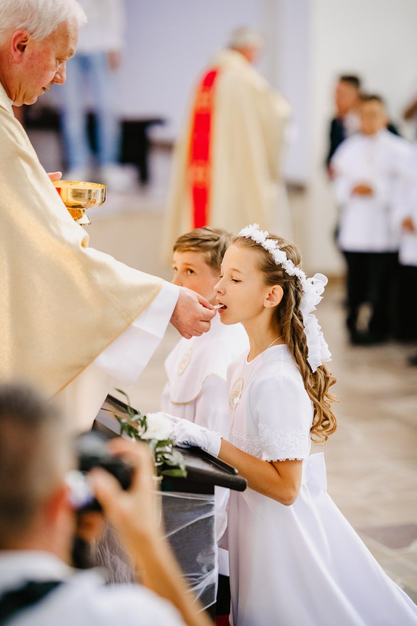 Pierwsza Komunia Święta Krasnystaw – rodzinna fotografia po ceremonii

Reportaż komunijny Krasnystaw – przygotowania dziecka do uroczystości