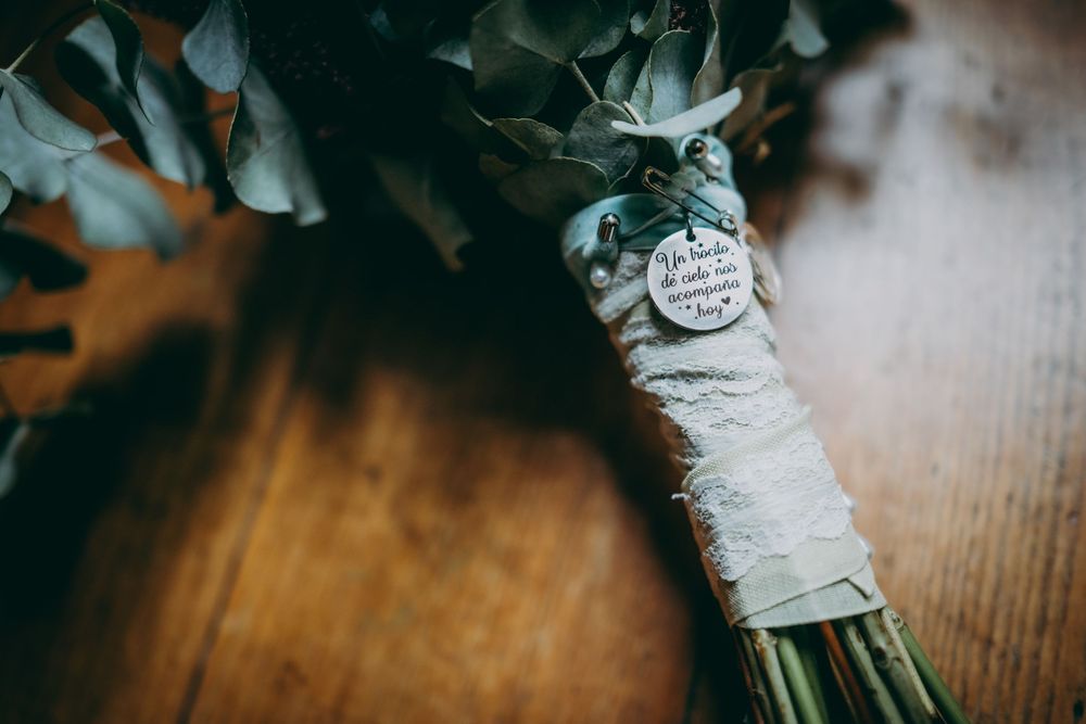 Detalle del ramo de novia con recuerdo familiar en una boda en Asturias.