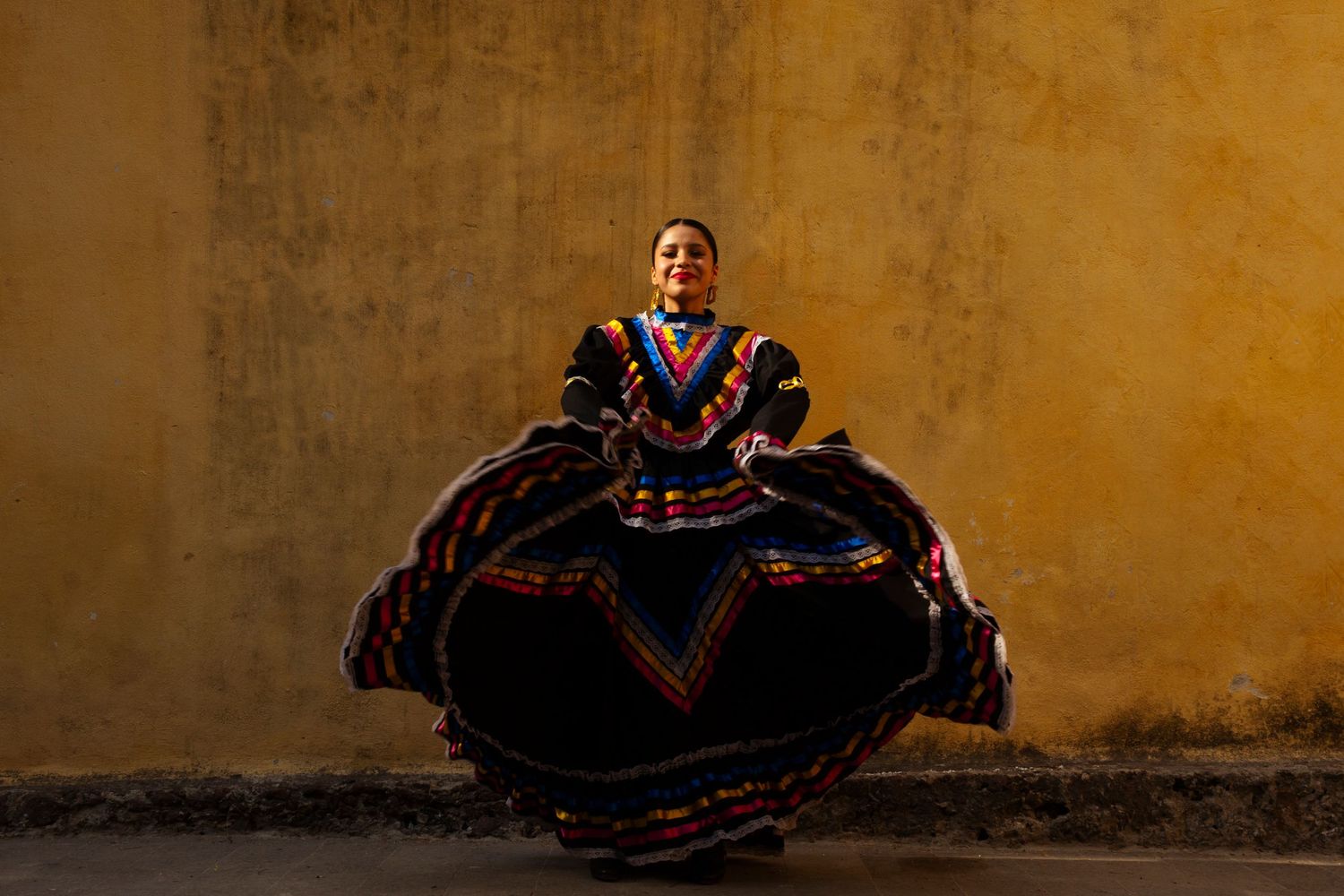 Retrato de autor en locación histórica colonial y sesión de XV años con vestido típico regional en Coyoacán.