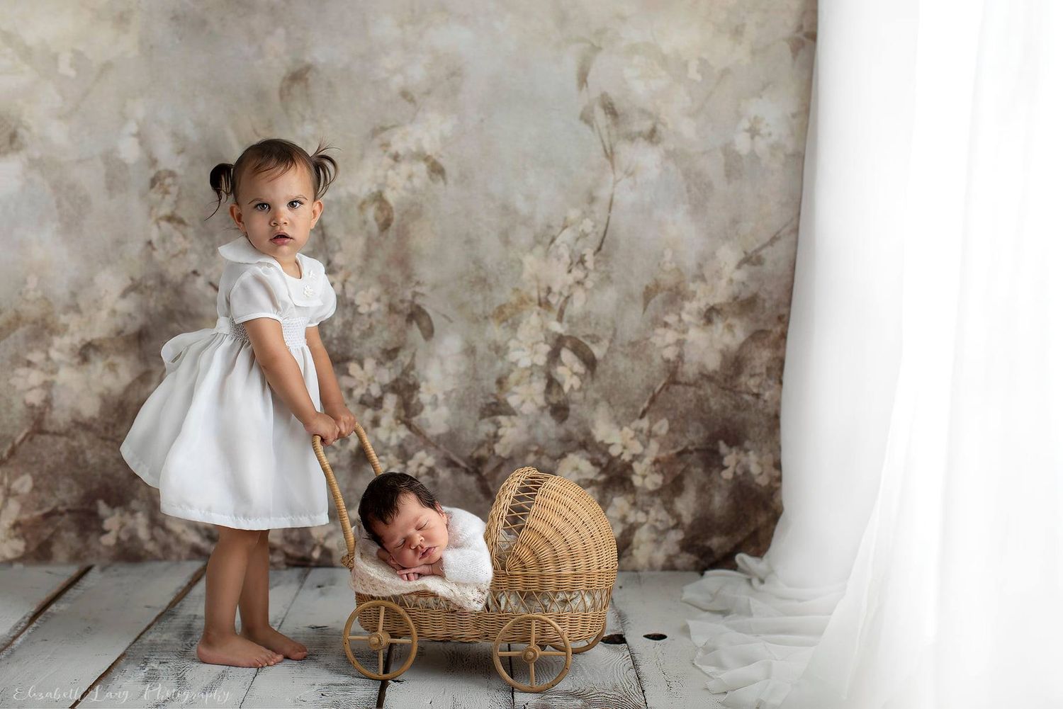 newborn photos in Surrey with Elizabeth Lang Photography siblings and parent poses for your baby photoshoot session Langley