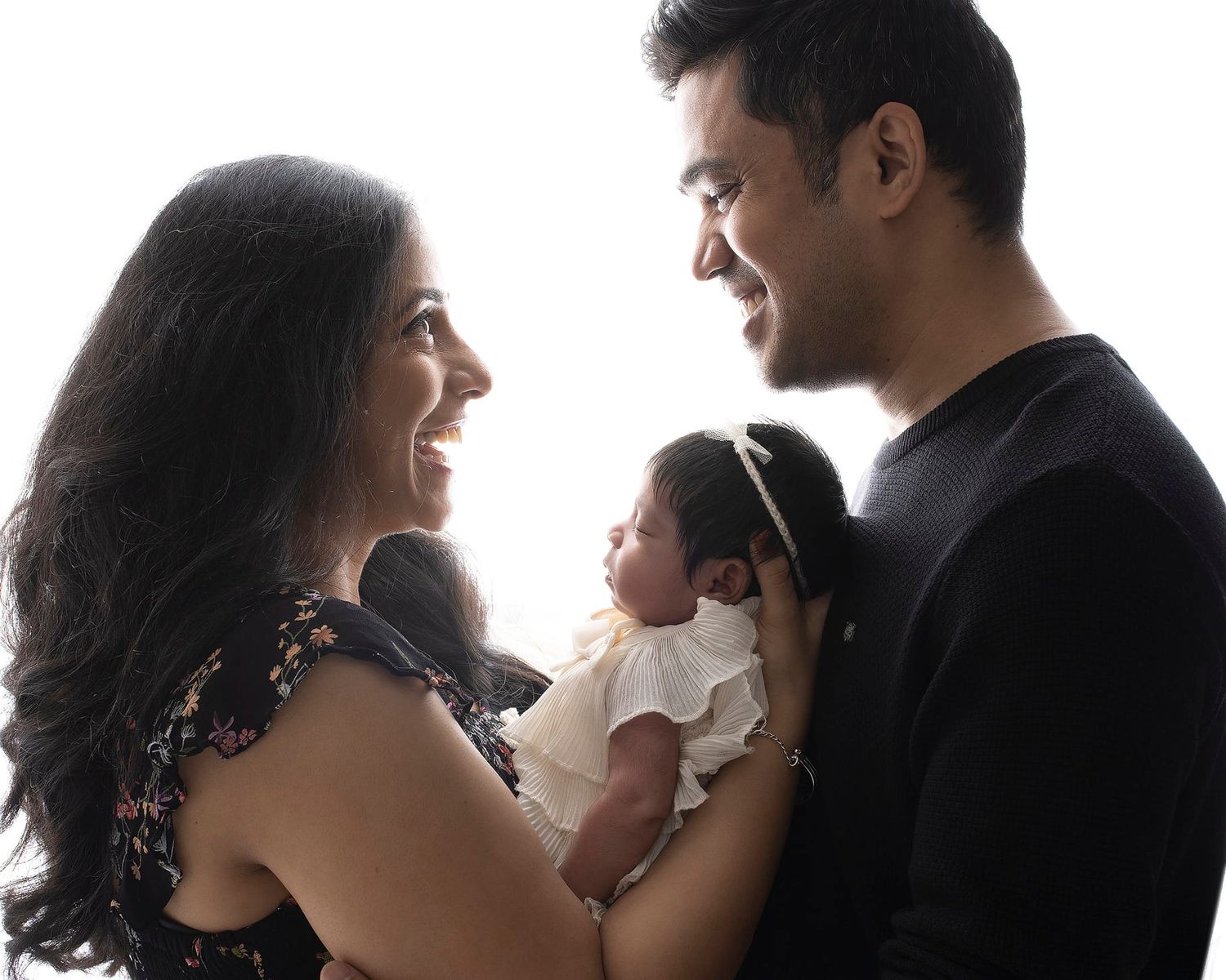 newborn photos in Surrey with Elizabeth Lang Photography siblings and parent poses for your baby photoshoot session Langley