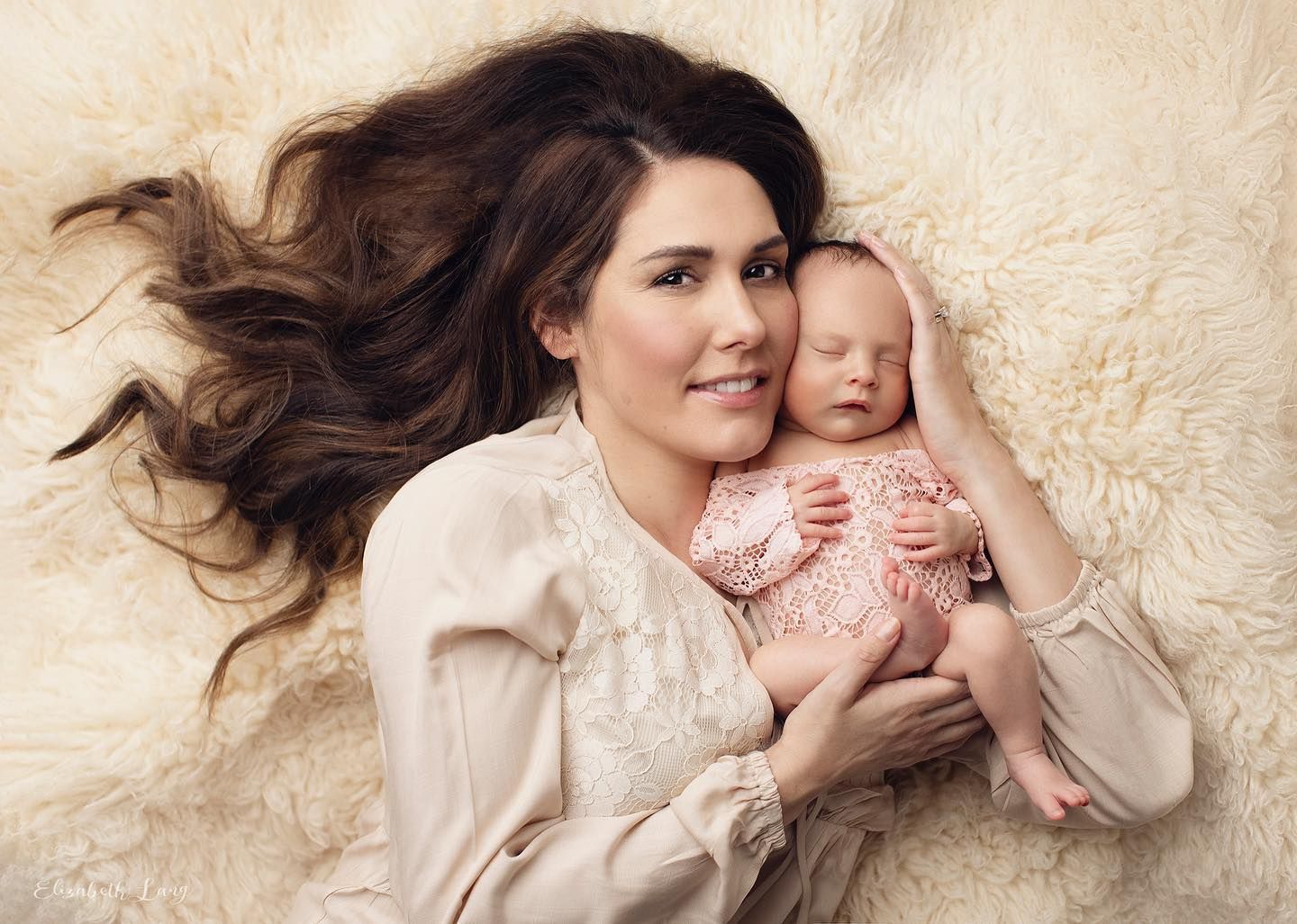 newborn photos in Surrey with Elizabeth Lang Photography siblings and parent poses for your baby photoshoot session Langley