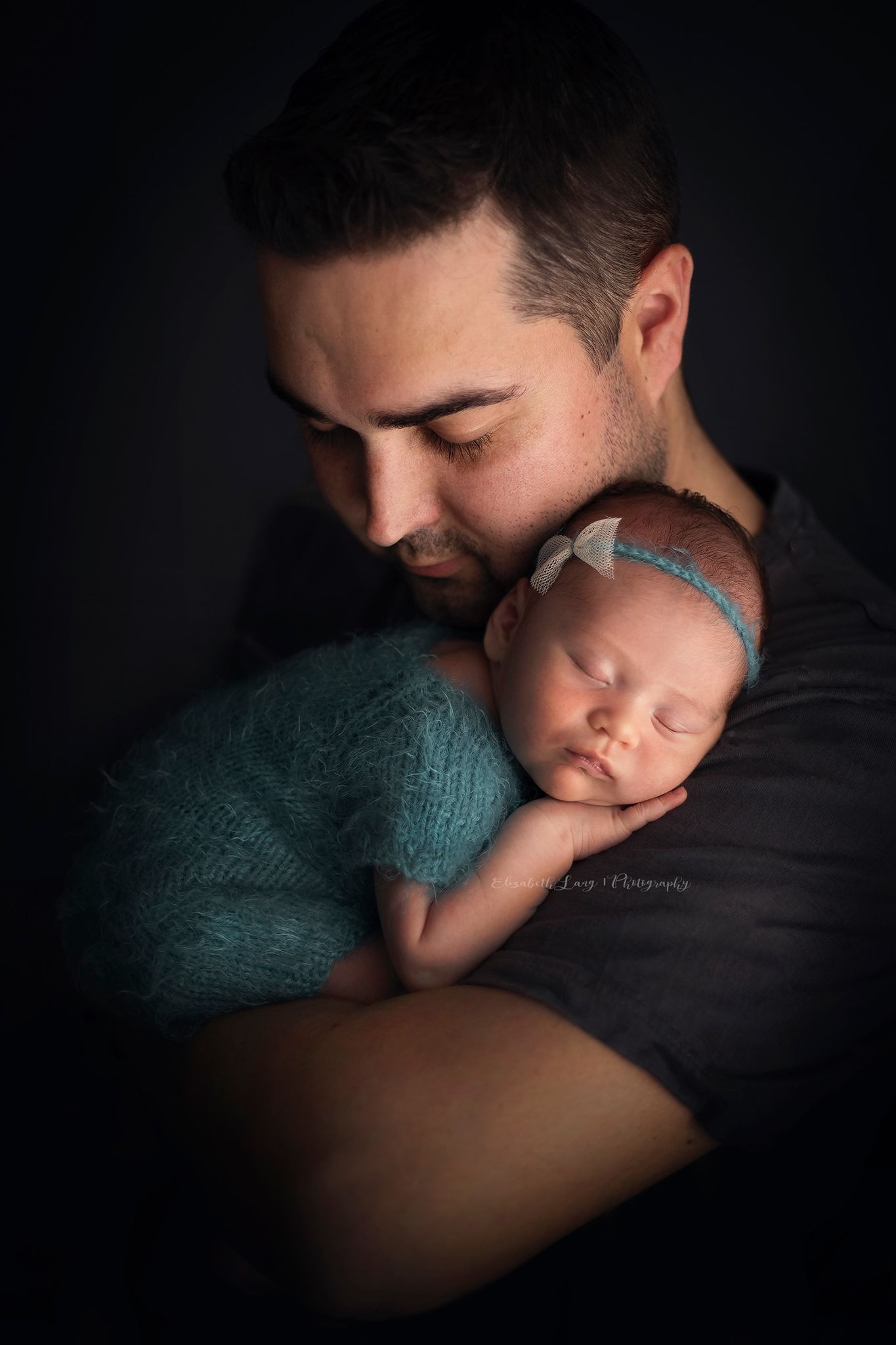 newborn photos in Surrey with Elizabeth Lang Photography siblings and parent poses for your baby photoshoot session Langley