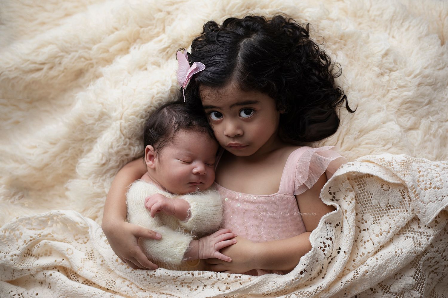 newborn photos in Surrey with Elizabeth Lang Photography siblings and parent poses for your baby photoshoot session Langley