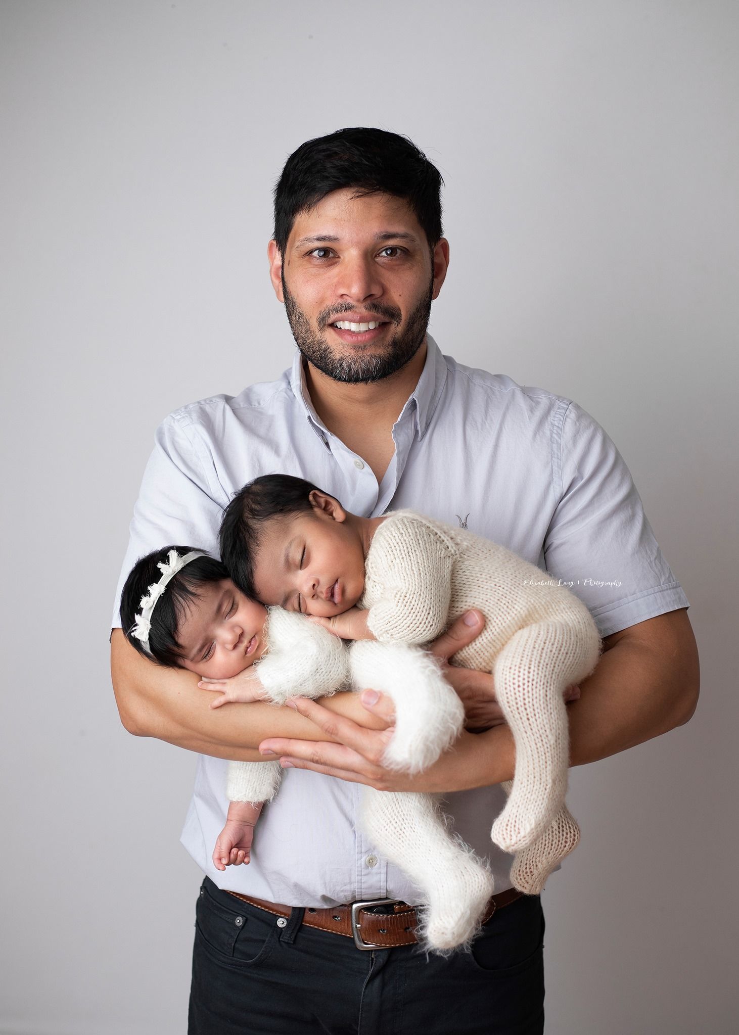newborn photos in Surrey with Elizabeth Lang Photography siblings and parent poses for your baby photoshoot session Langley