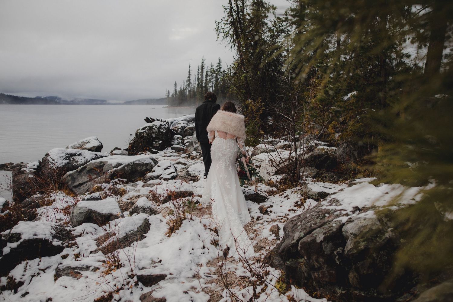 Near Leavenworth, Washington, this beautiful and quiet lake gives a private place for a beautiful snowy elopement.