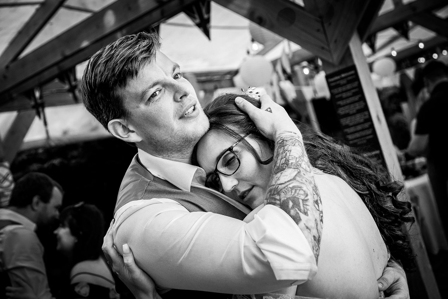 Black and whit image of the groom hugging his bride during their fist dance