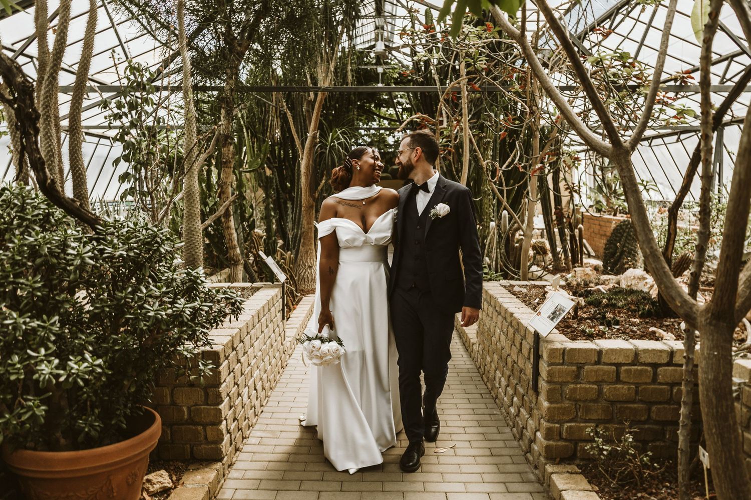 Coppia di sposi al loro matrimonio celebrato al Giardino botanico di Alessandria