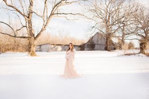 Snowy maternity session in open field – Amber Potter Photography Springfield MO.