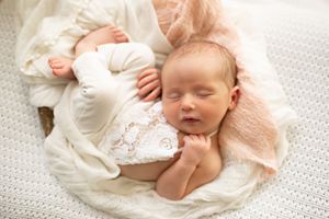 Natural light newborn portrait in cozy indoor setting – Springfield MO photographer.