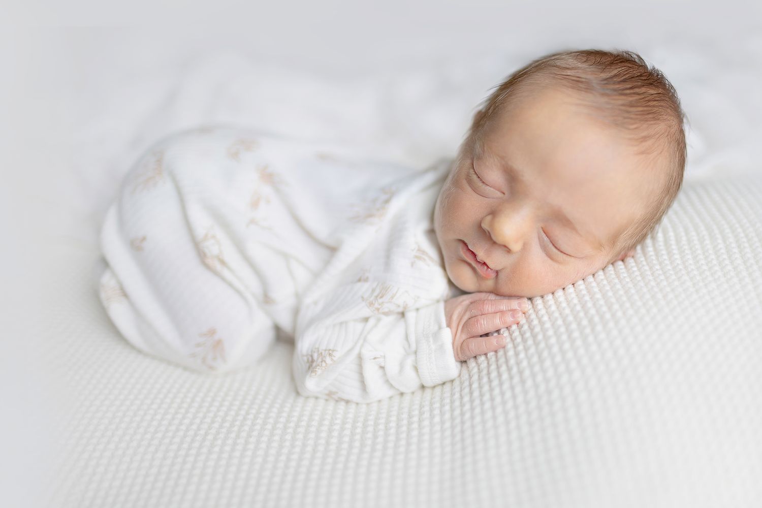 Close-up of newborn laying on neutral blanket – Amber Potter Photography Springfield Missouri.