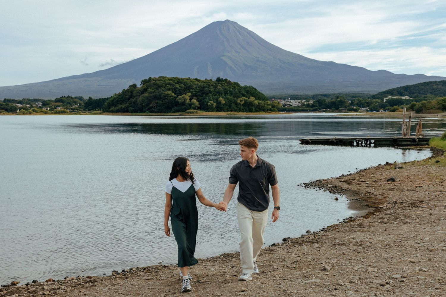 Engagement Photoshoot with background of Mount Fuji and Lake Kawaguchiko