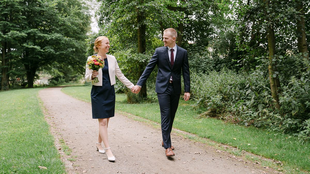 Brautpaar beim Fotoshooting im Haarbachtal vor der standesamtlichen Hochzeit in der Welschen Mühle in Aachen.
