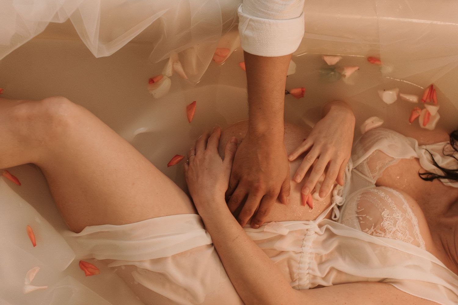 Servizio fotografico maternità a Cogliate  
 Ritratti delicati e intimi per future mamme. Sessioni in studio, a domicilio o al tramonto