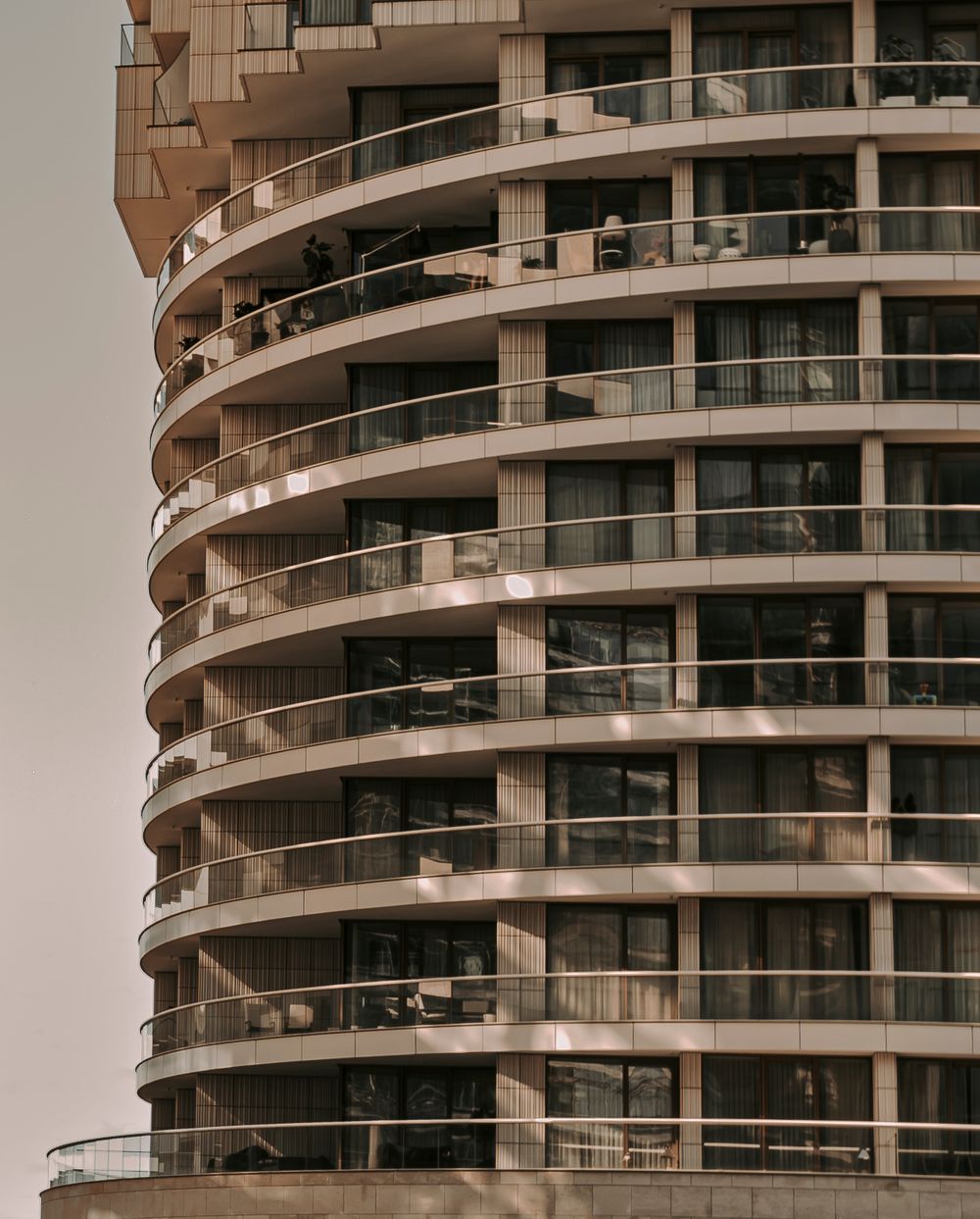 London building bathed in warm sunlight and shadows captured by Shayla Bloom Photography
