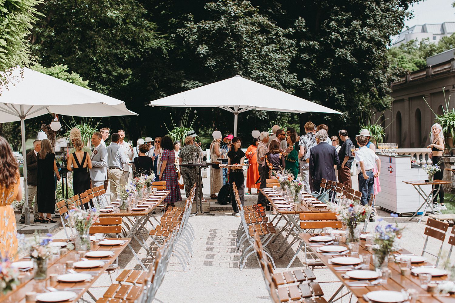 Sommerhochzeit im Freien in Berlin – authentic wedding photography full of light and love.