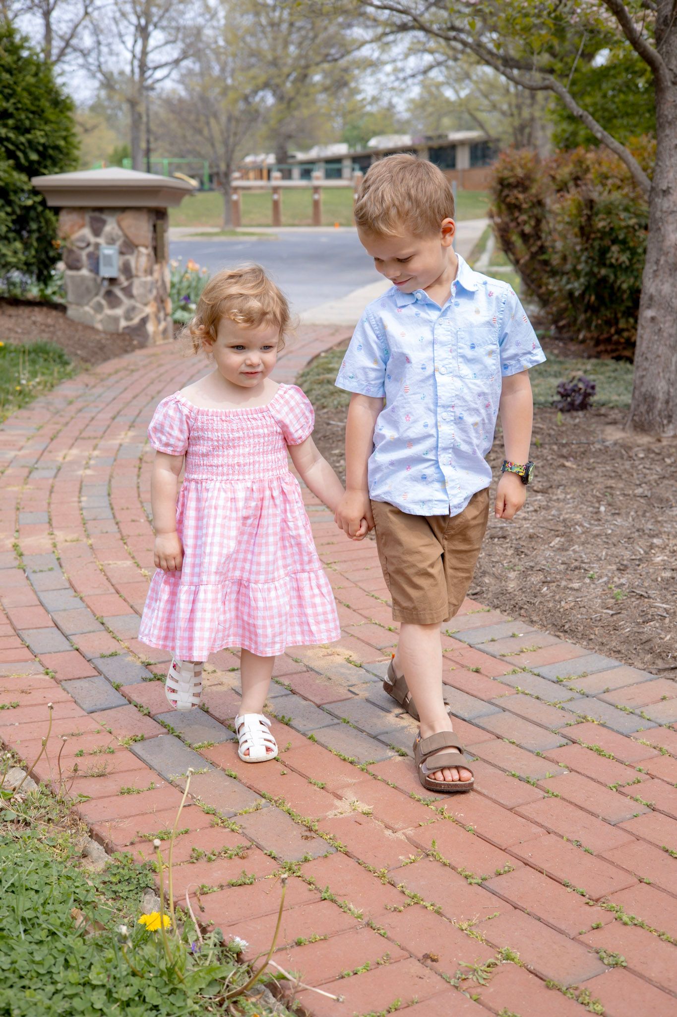 Waynesboro, Virginia lifestyle photographer capturing outdoor family portraits. Cherish authentic moments and freeze memories.