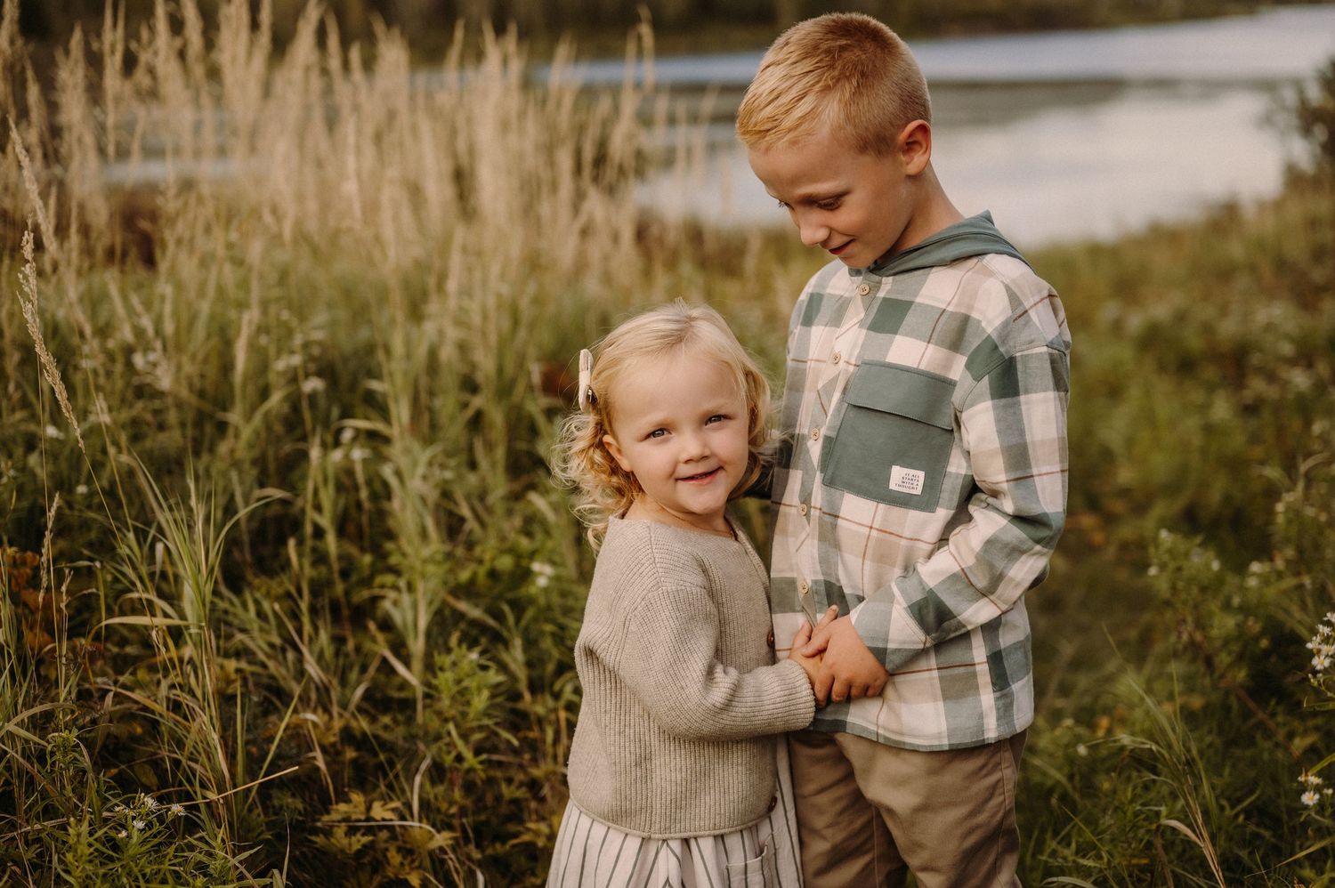 Casual autumn family photos captured in a field of tall grass.