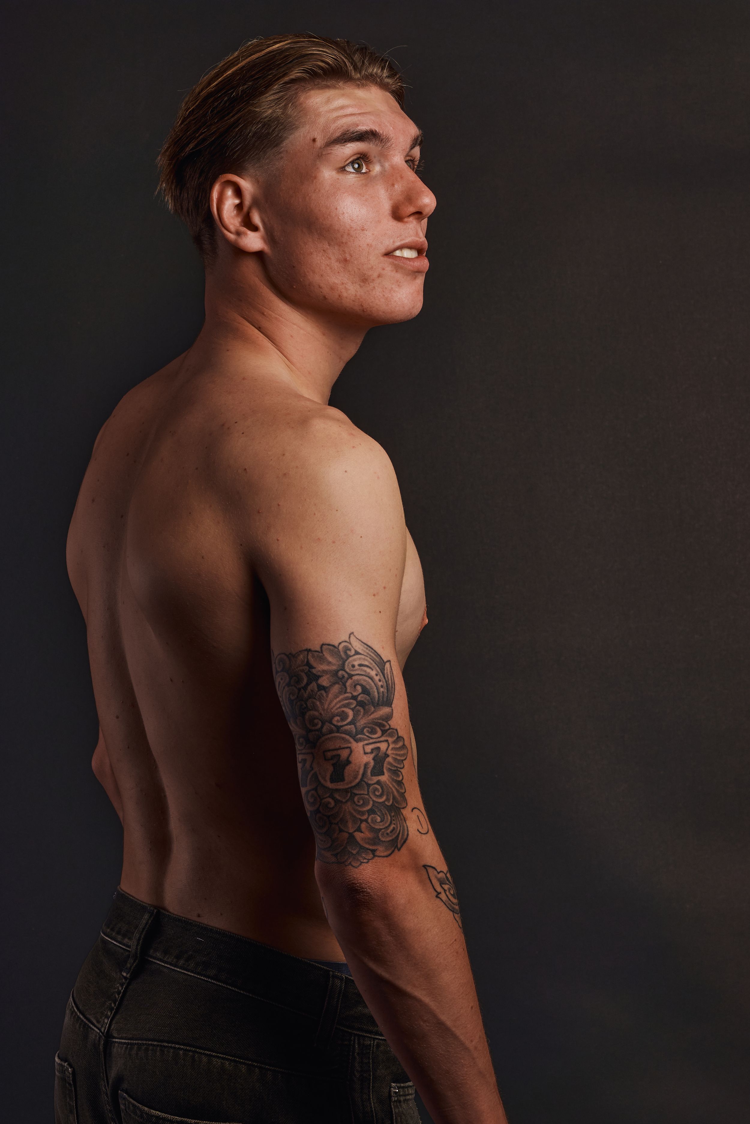 Man zonder shirt met een arm tattoo