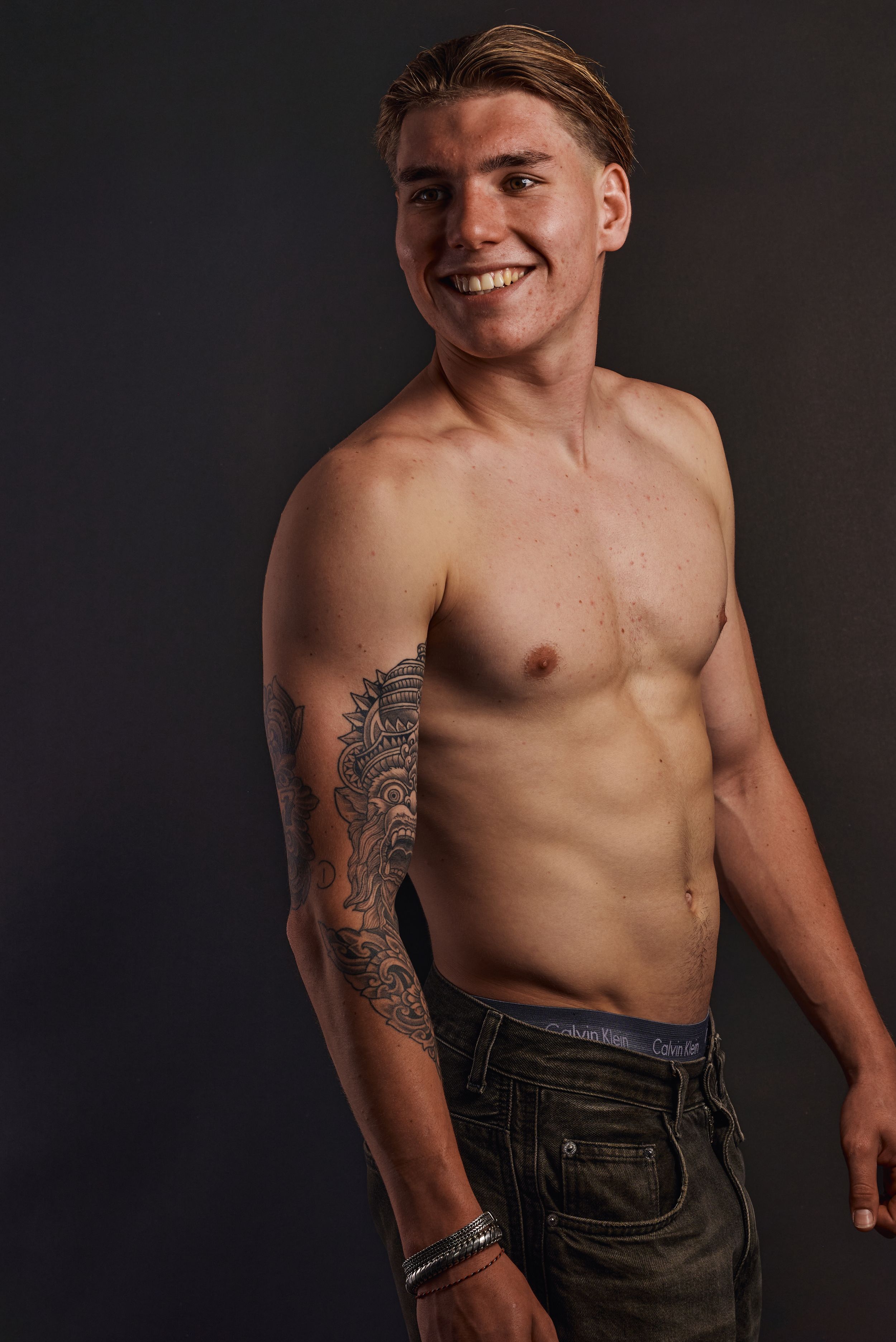 Man zonder shirt met een rug tattoo