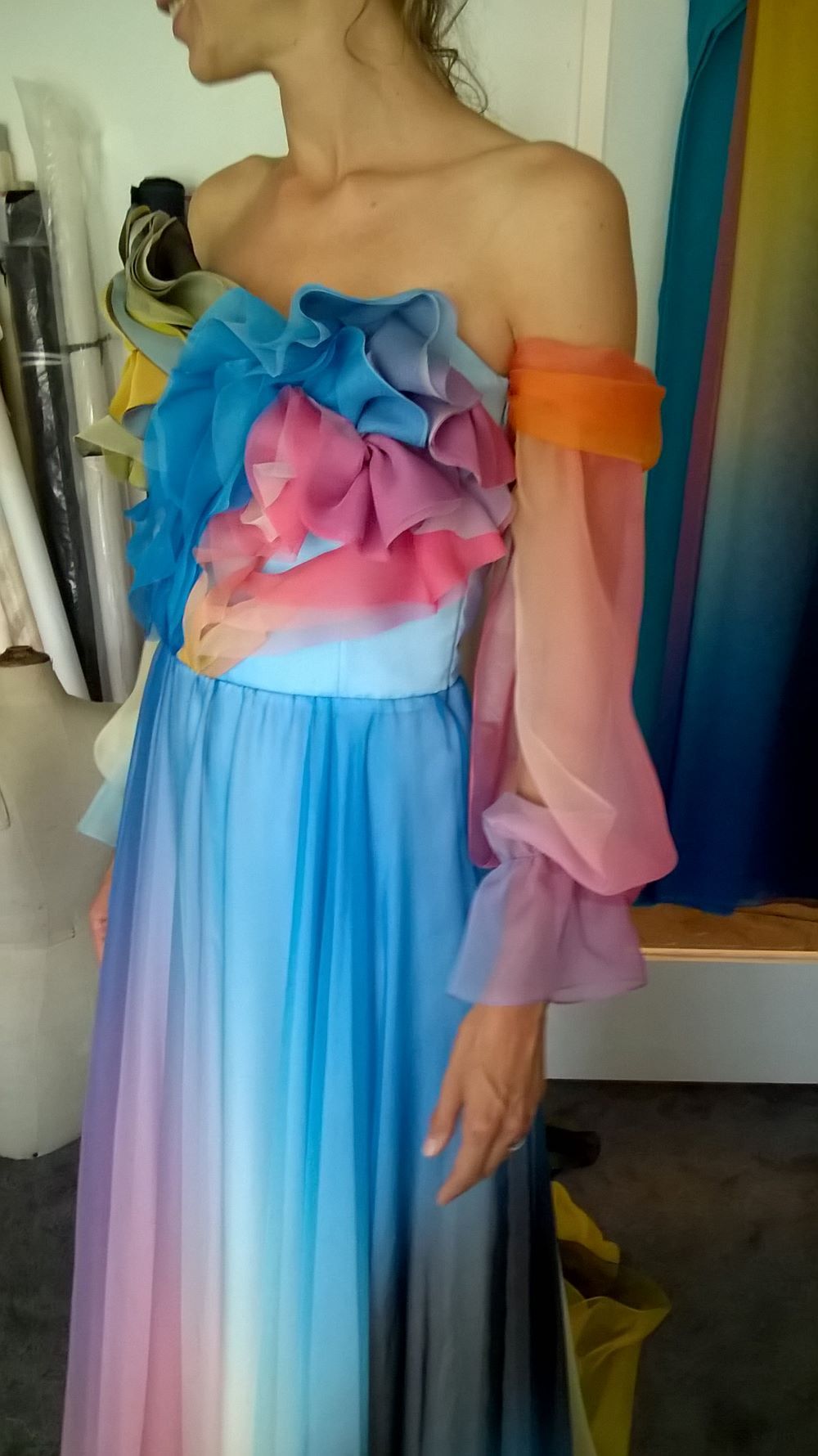 Frau in einem mehrfarbigen Brautkleid